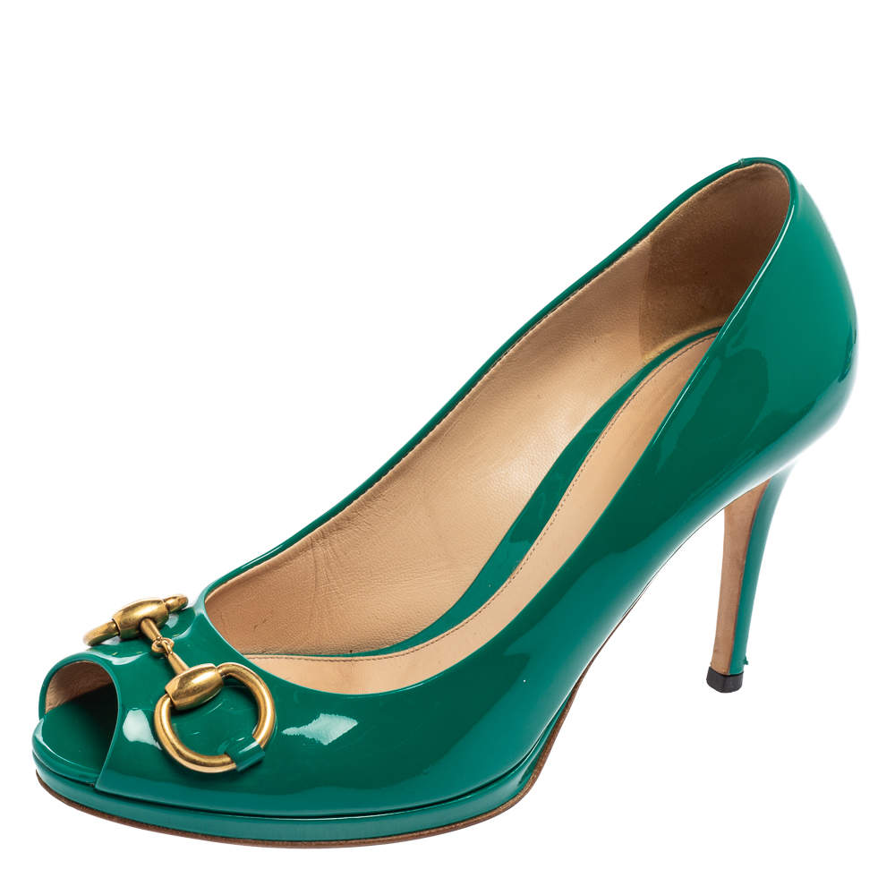 مملوكة مسبقًا Gucci Green Patent Leather New Hollywood Horsebit Peep Toe Platform Pumps Size 37.5
