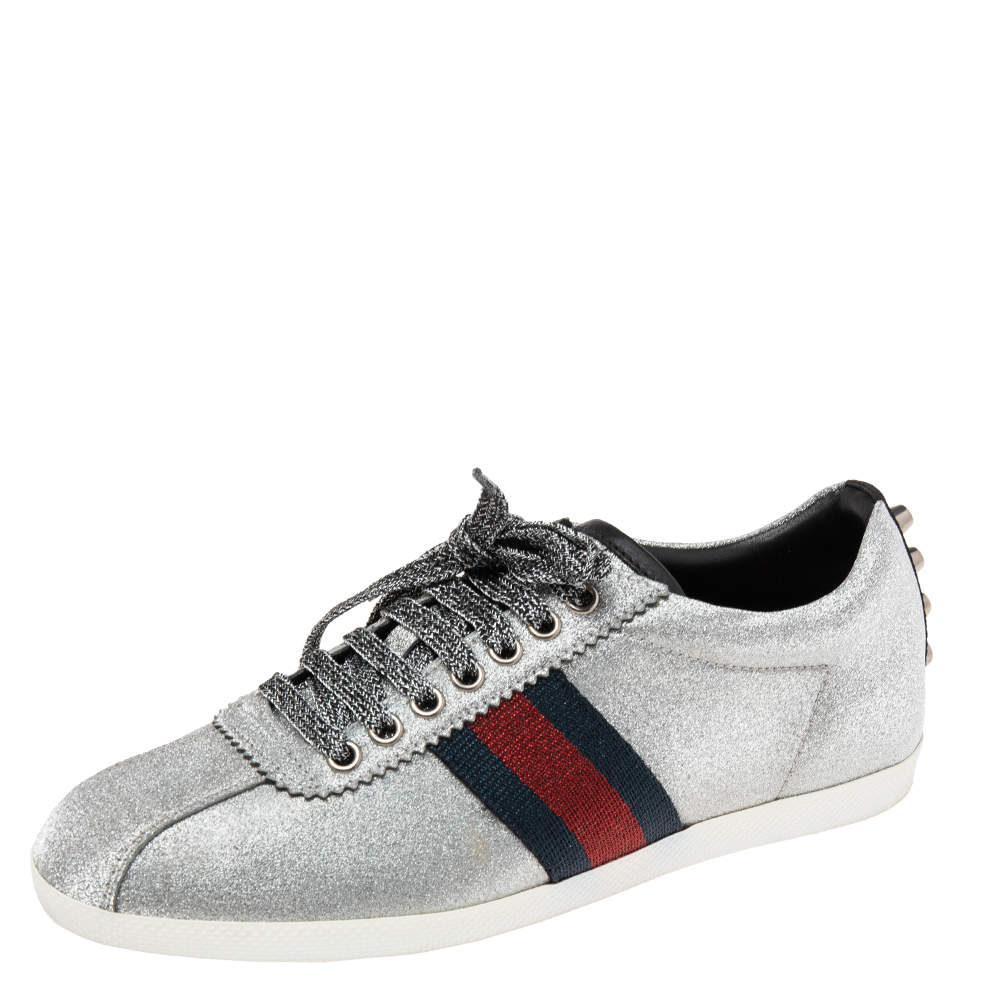 مملوكة مسبقًا حذاء رياضي غوتشي بامبي غليتر فضي مزين شبك عنق منخفض مقاس 38