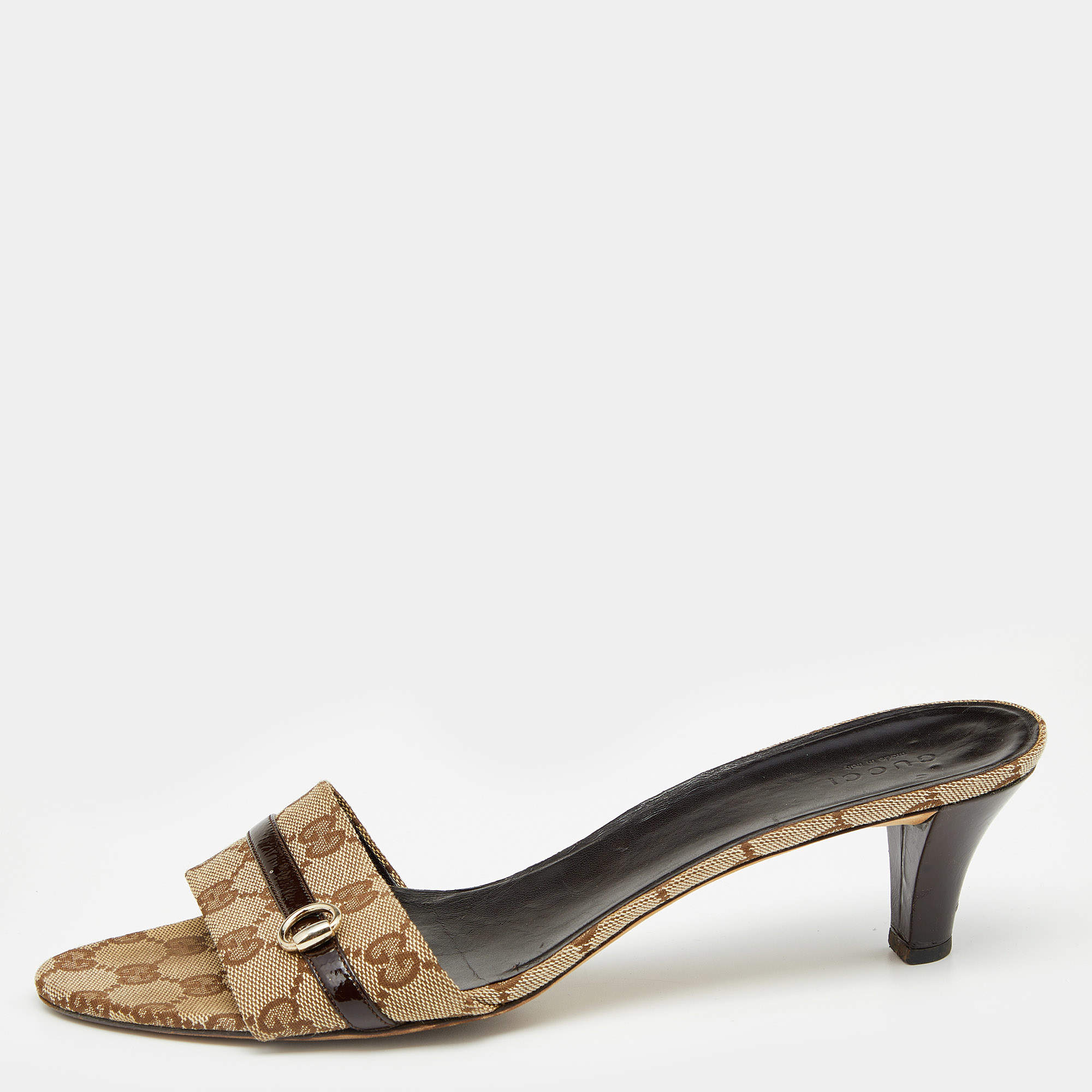 Pre Owned صندل سلايد غوتشي جلد لامع وكانفاس جي جي بني/ بيج بحافة مقاس 42