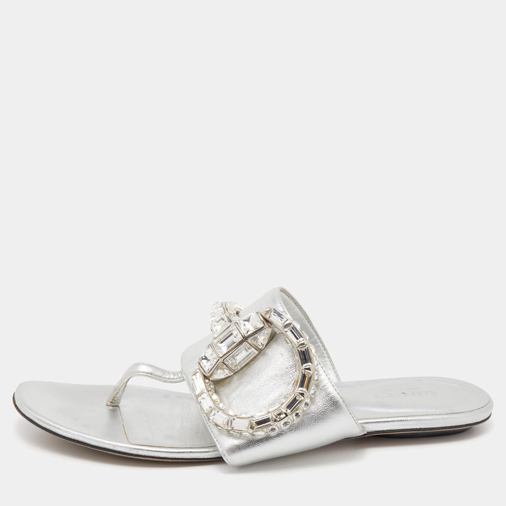 Pre Owned صندل إصبع غوتشي فلات هورسبيت مزخرف كريستال جلد فضي مقاس 35.5