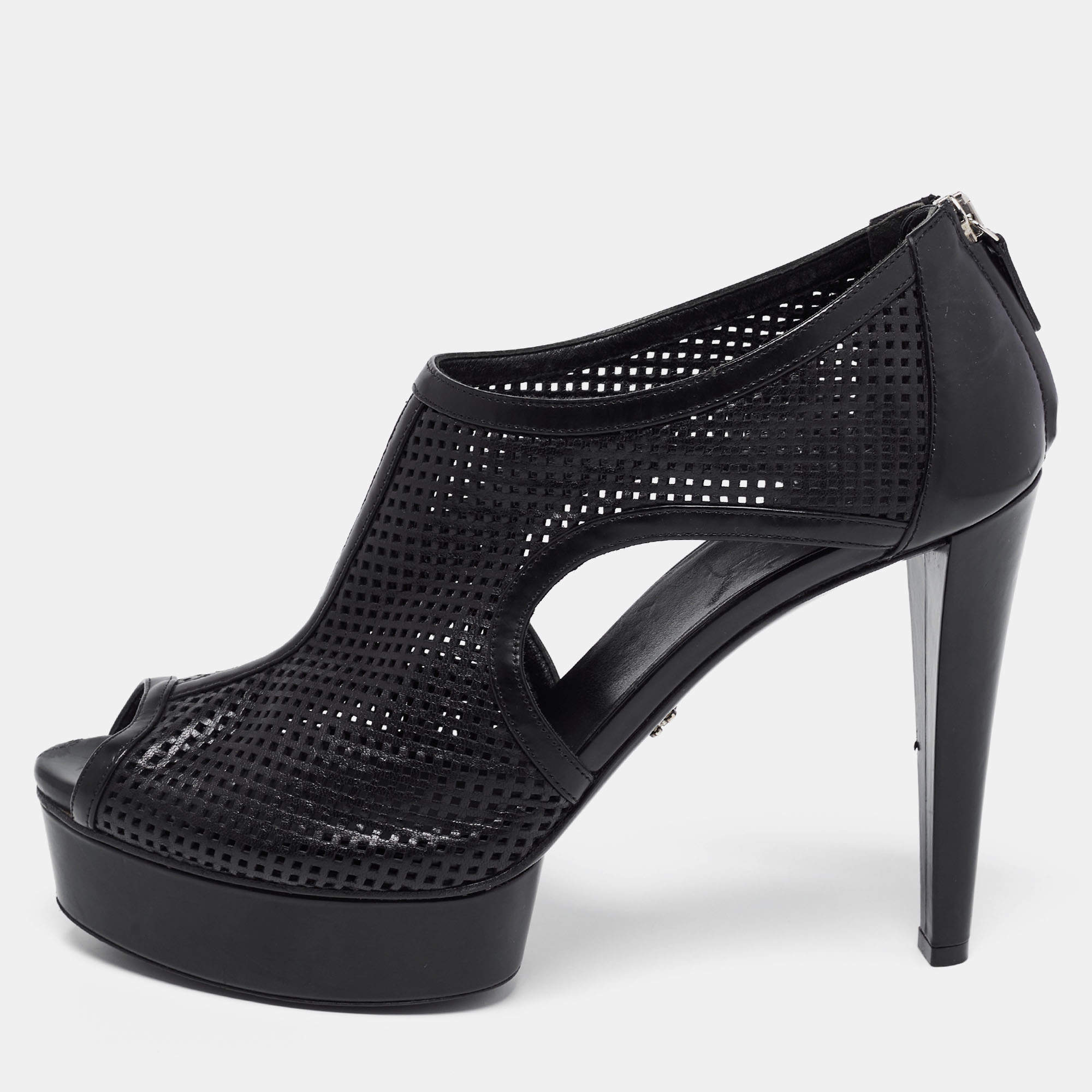 Pre Owned حذاء بوت للكاحل غوتشي جلد أسود مثقب مقدمة مفتوحة نعل سميك مقاس 39.5