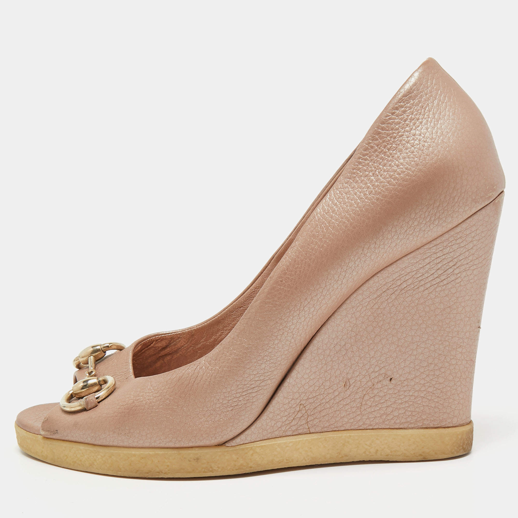 Pre Owned Gucci Metallic Beige Leather Horsebit Peep Toe Wedge Pumps Size 41