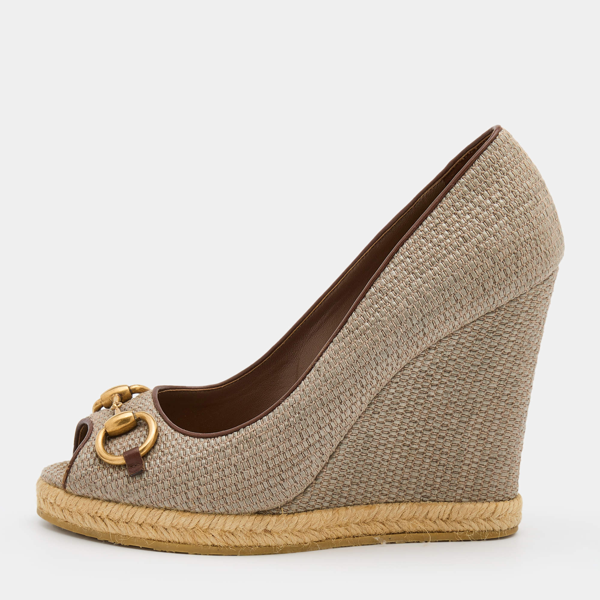 Pre Owned Gucci Grey/Brown Woven Raffia and Leather Charlotte Horsebit Wedge Pumps Size 38.5