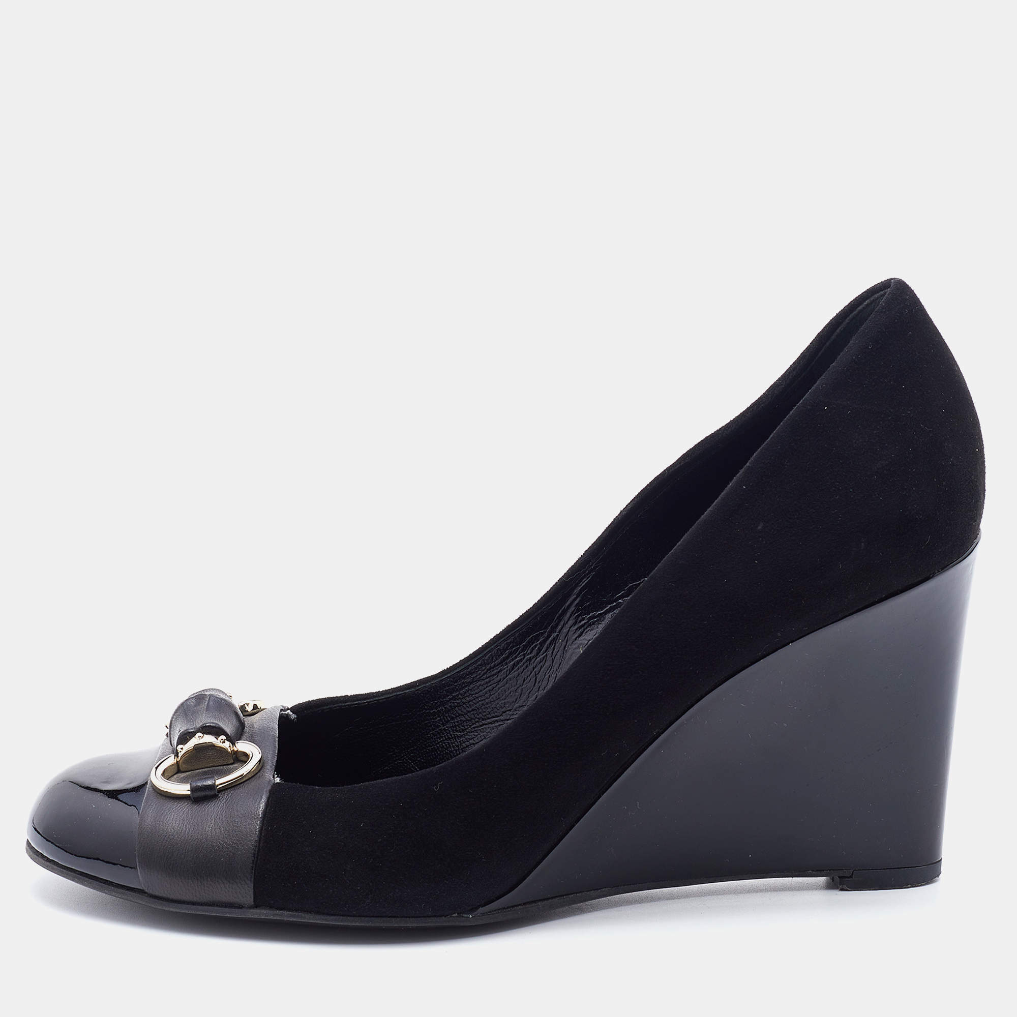 مملوكة مسبقًا Gucci Black Suede and Patent Leather Horsebit Wedge Pumps Size 37.5