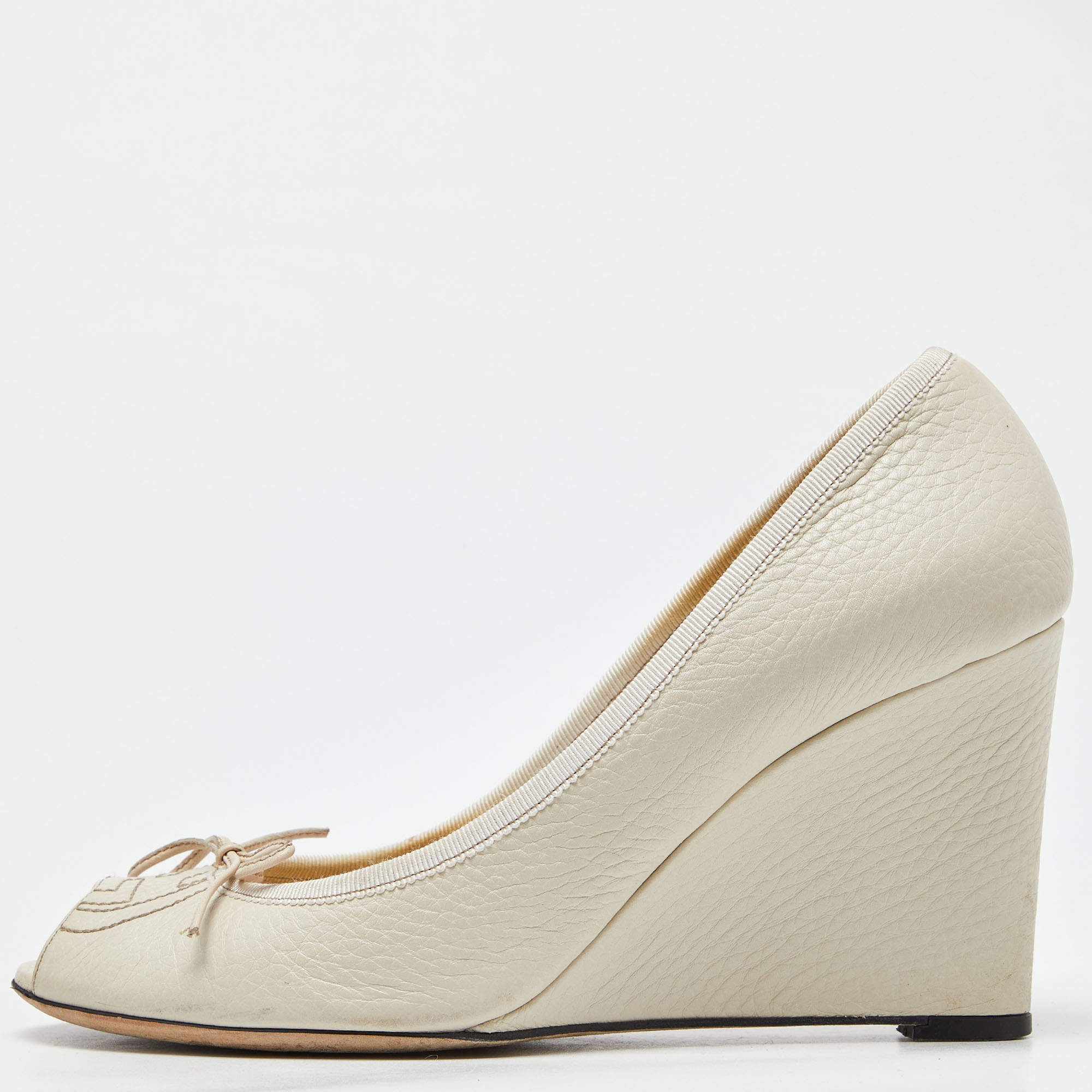 Pre Owned Gucci Off White Leather Peep Toe Wedge Pumps Size 38
