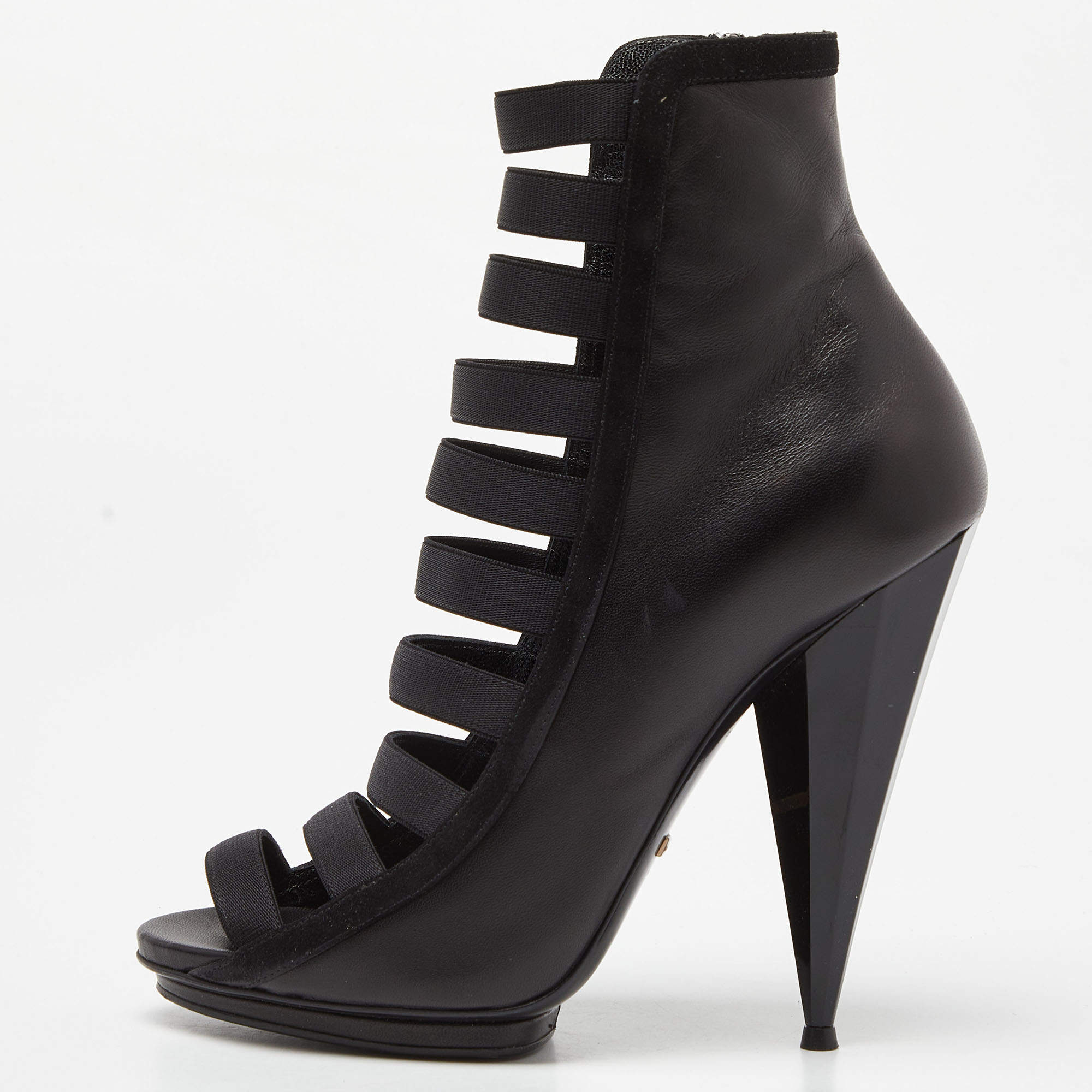 مملوكة مسبقًا Gucci Black Leather Cut Out Ankle Booties Size 40