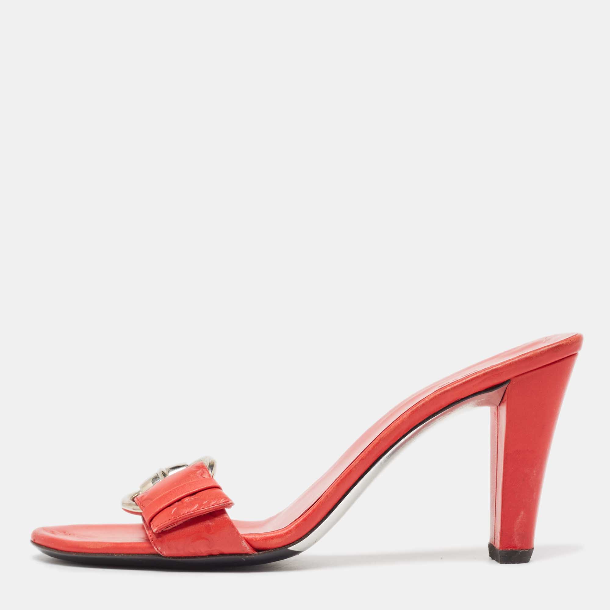 مملوكة مسبقًا Gucci Red Monogram Leather Buckle Detail Slide Sandals Size 37.5