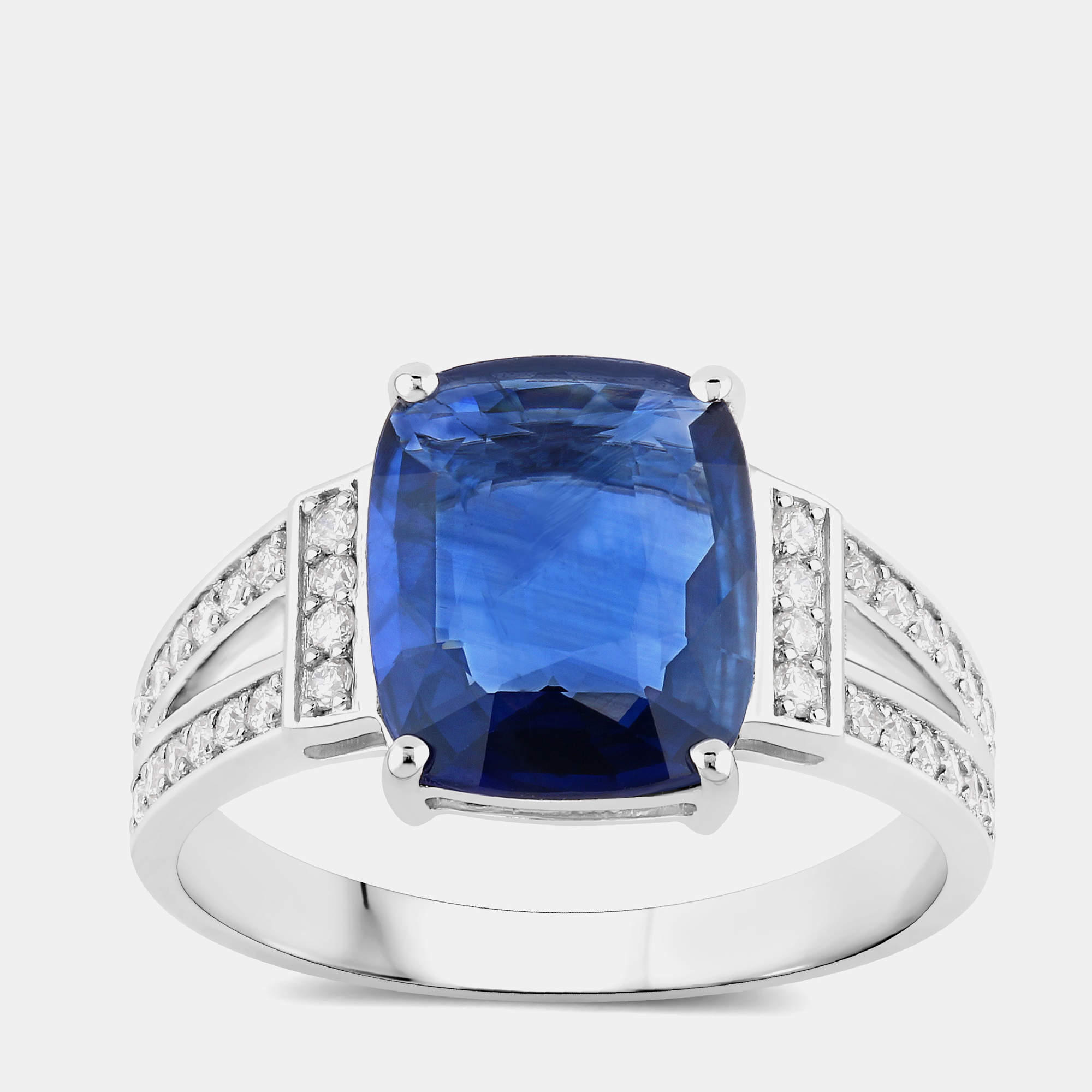مملوكة مسبقًا خاتم بريدج من الياقوت الأزرق السيلاني والألماس بوزن 3.11 قيراط من الذهب الأبيض عيار 18 ومقاس أمريكي 7