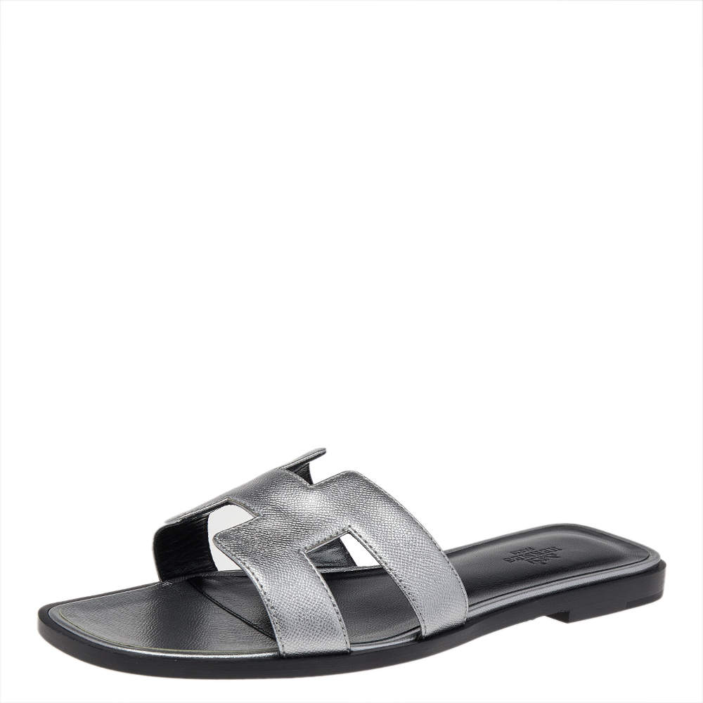 مملوكة مسبقًا Hermes Metallic Silver Leather Oran Flat Sandals Size 38