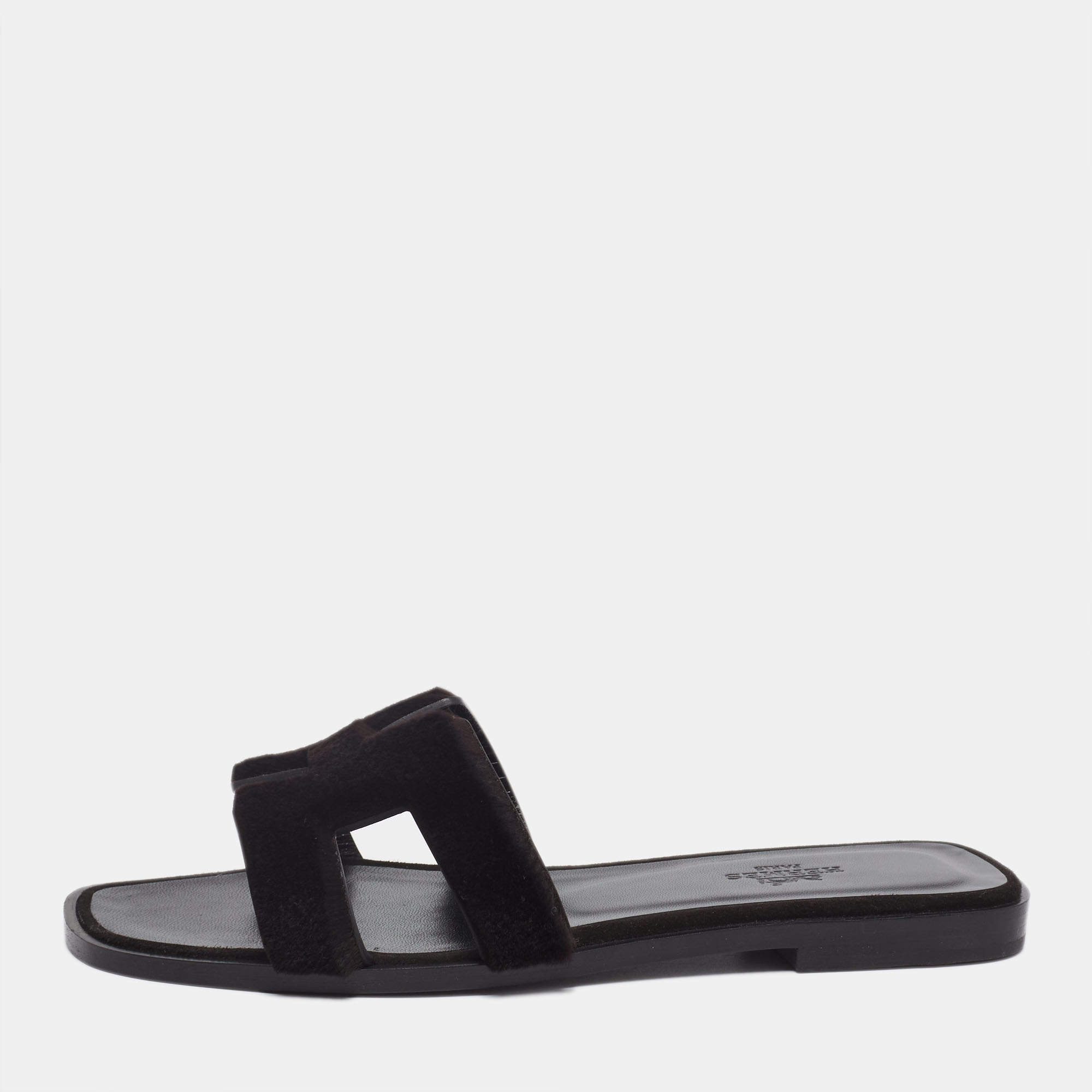 مملوكة مسبقًا Hermes Black Fur Oran  Sandals Size 36
