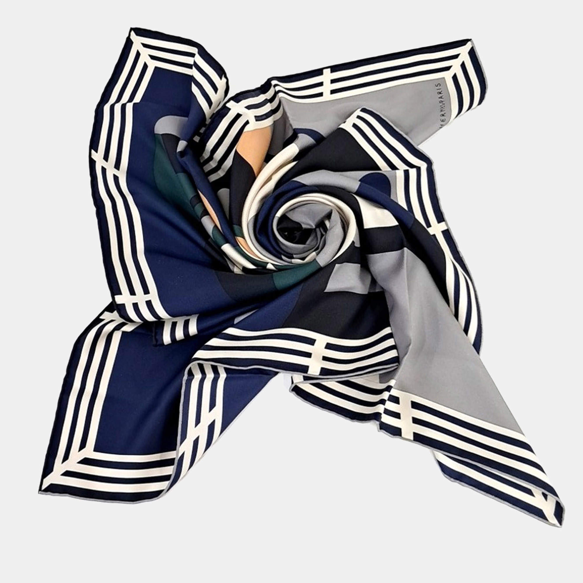 مملوكة مسبقًا وشاح حرير هيرمس متعدد الألوان