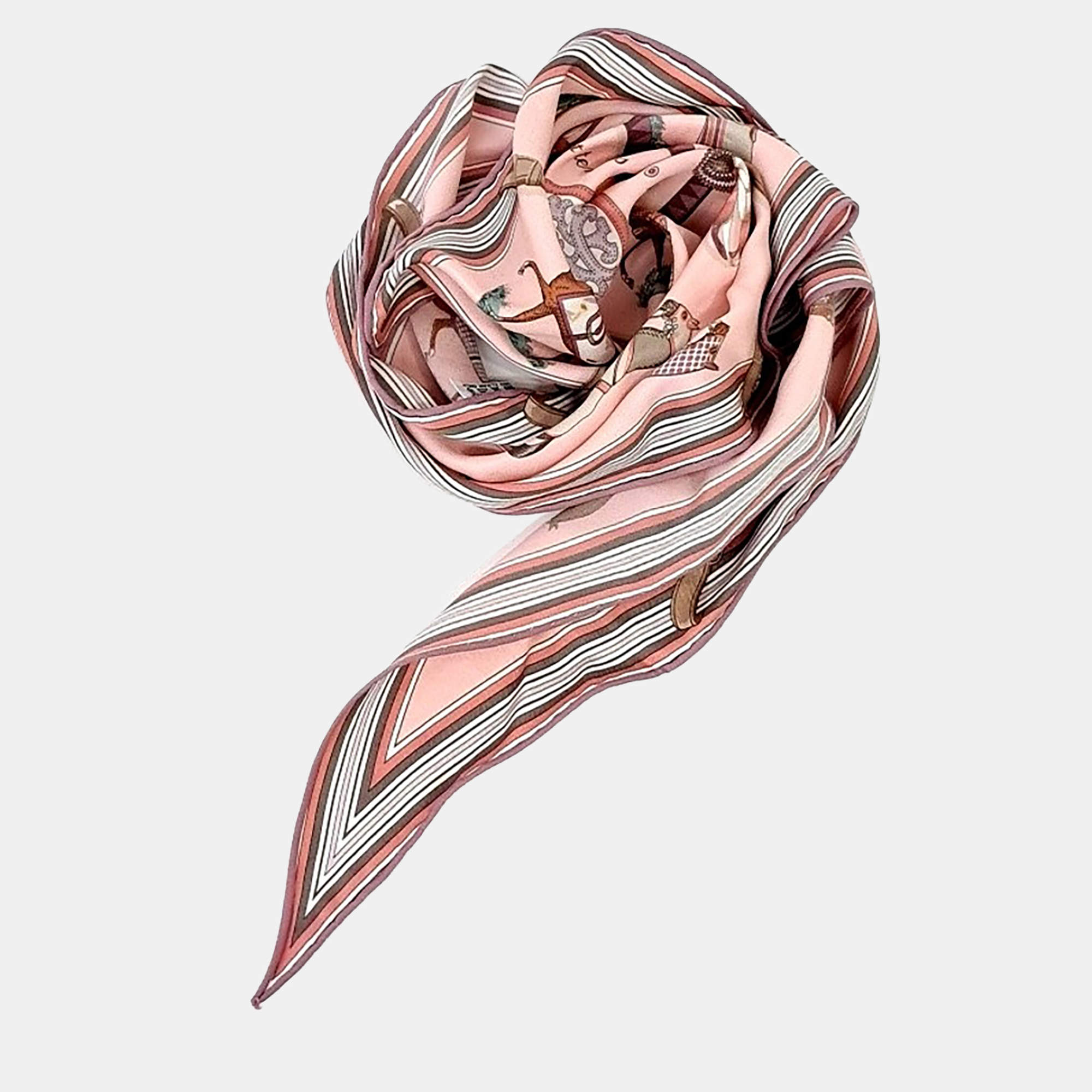 مملوكة مسبقًا Hermès Triangular Scarf