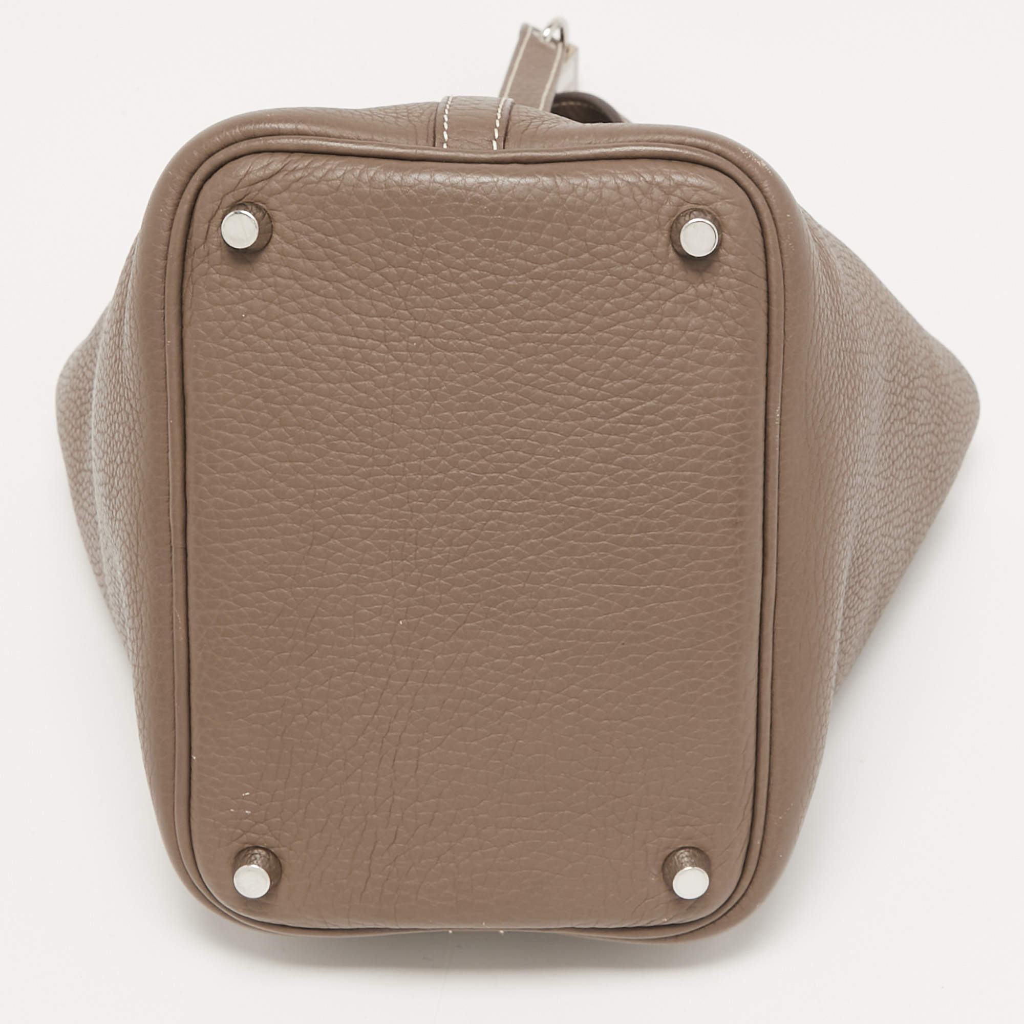 An Hermes Etoupe Leather Thar Travel Bag. 21.5 x 18 x 10.