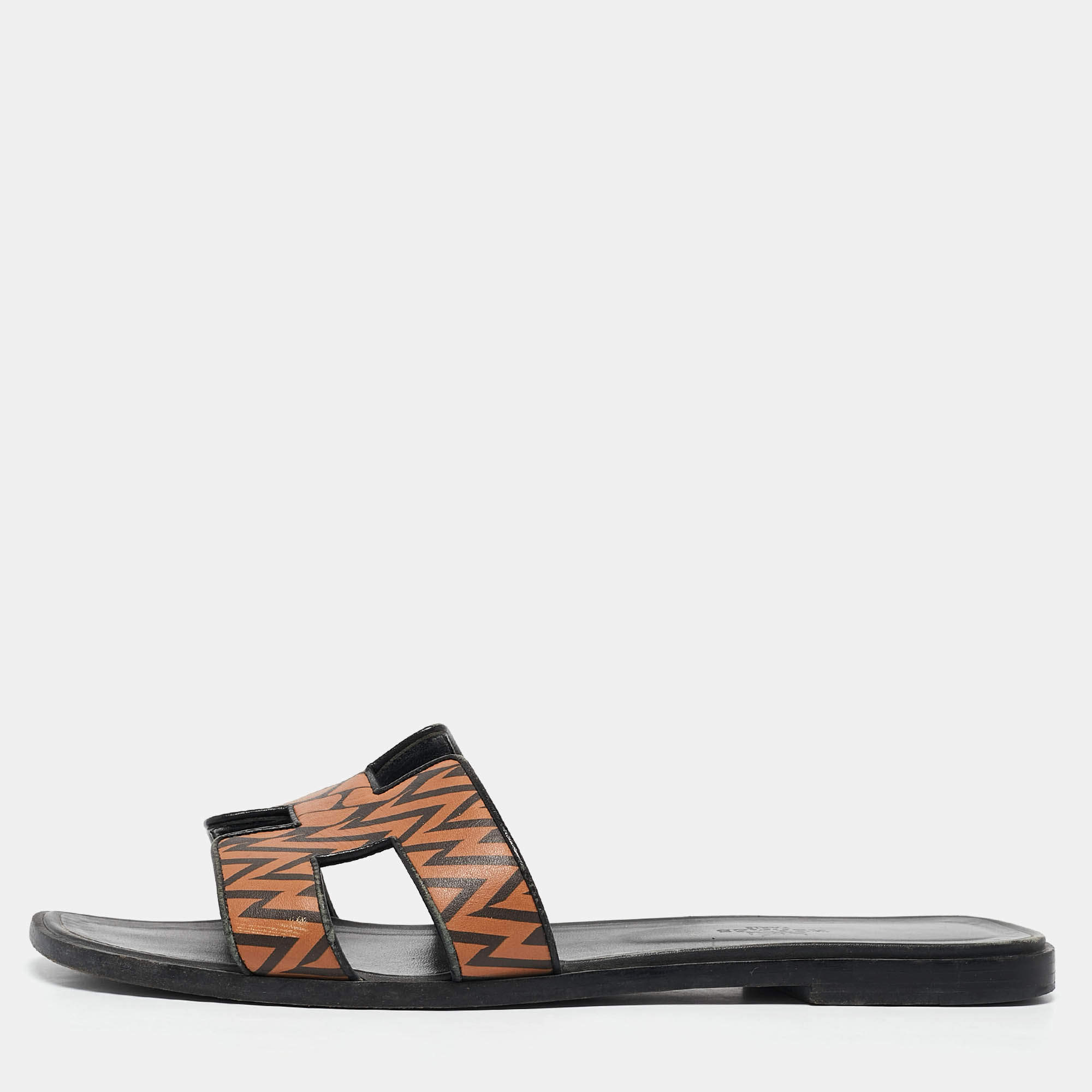 مملوكة مسبقًا Hermès Black/Brown Printed Leather Oran Flat Slides Size 41