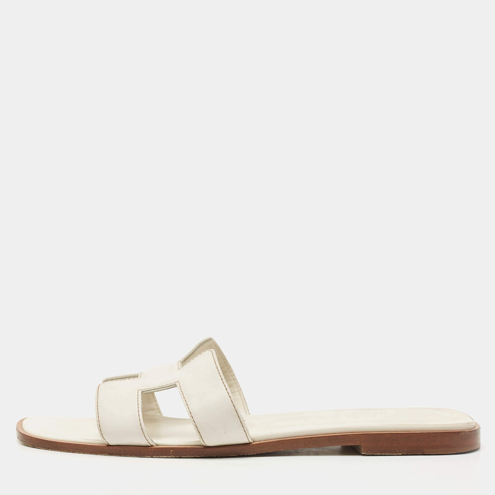 مملوكة مسبقًا Hermes White Leather Oran Flat Slides Size 39