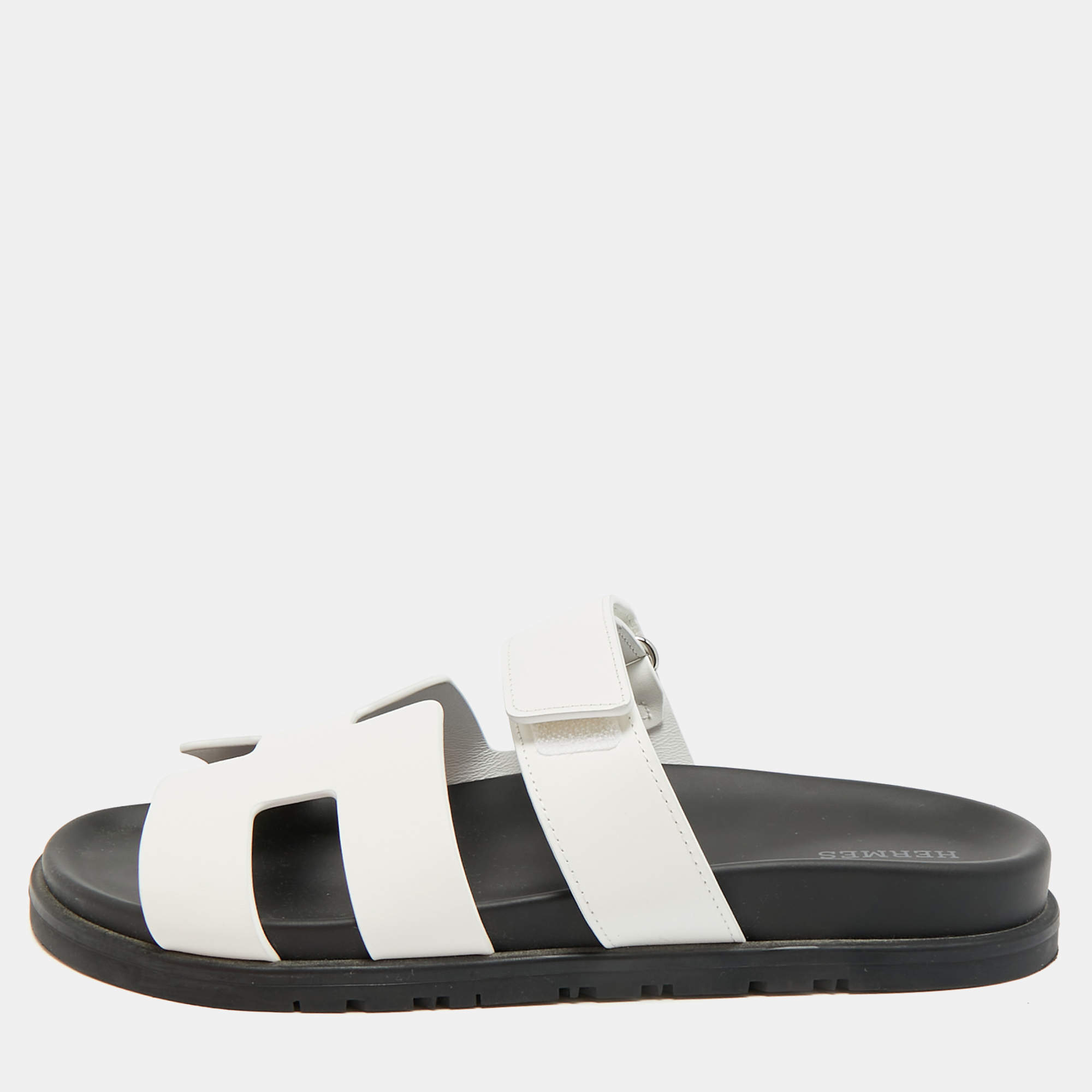 مملوكة مسبقًا Hermes Chypre Size 39 White Leather Flat Sandals