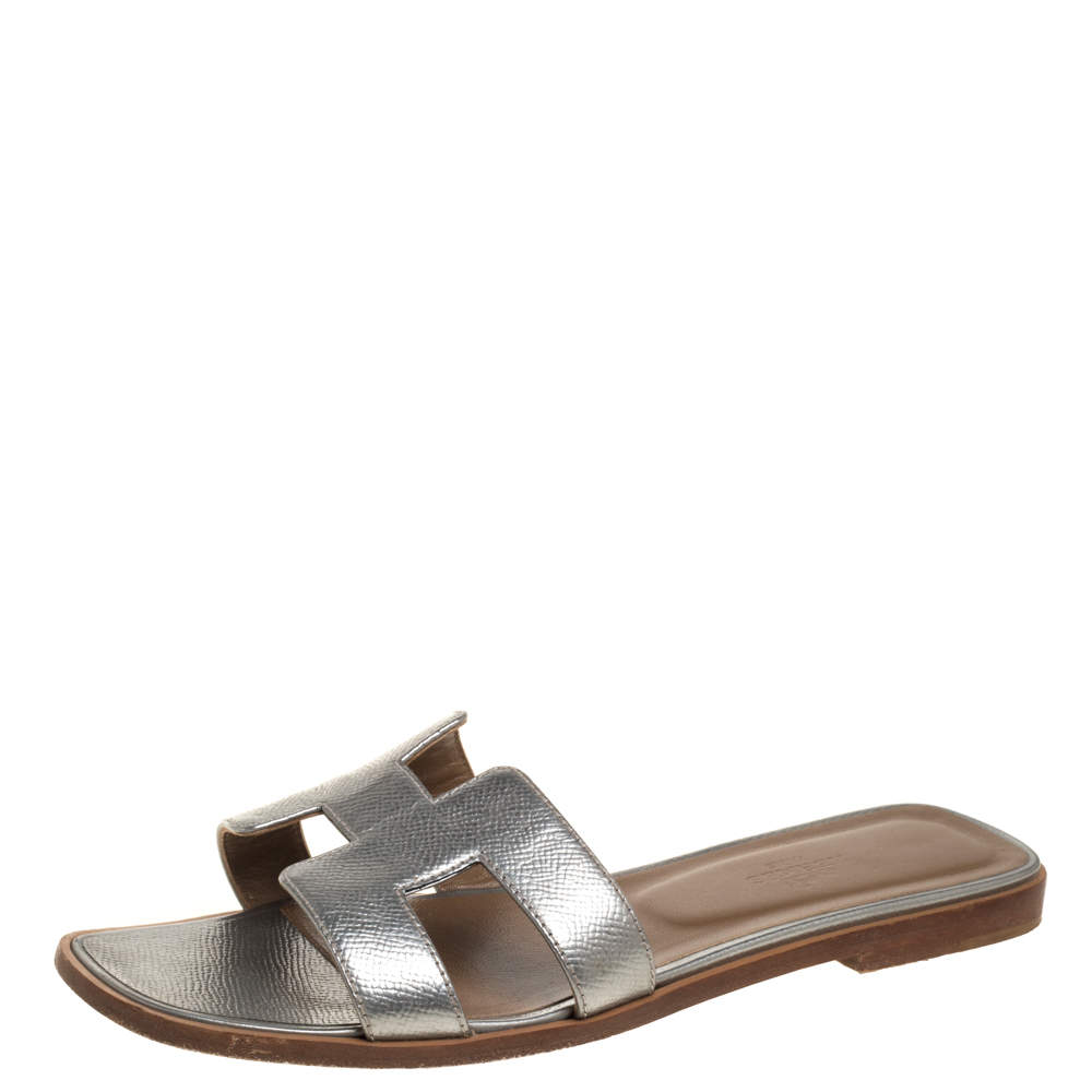 Pre Owned Hermes Silver Textured Leather Oran Flats Size 38.5