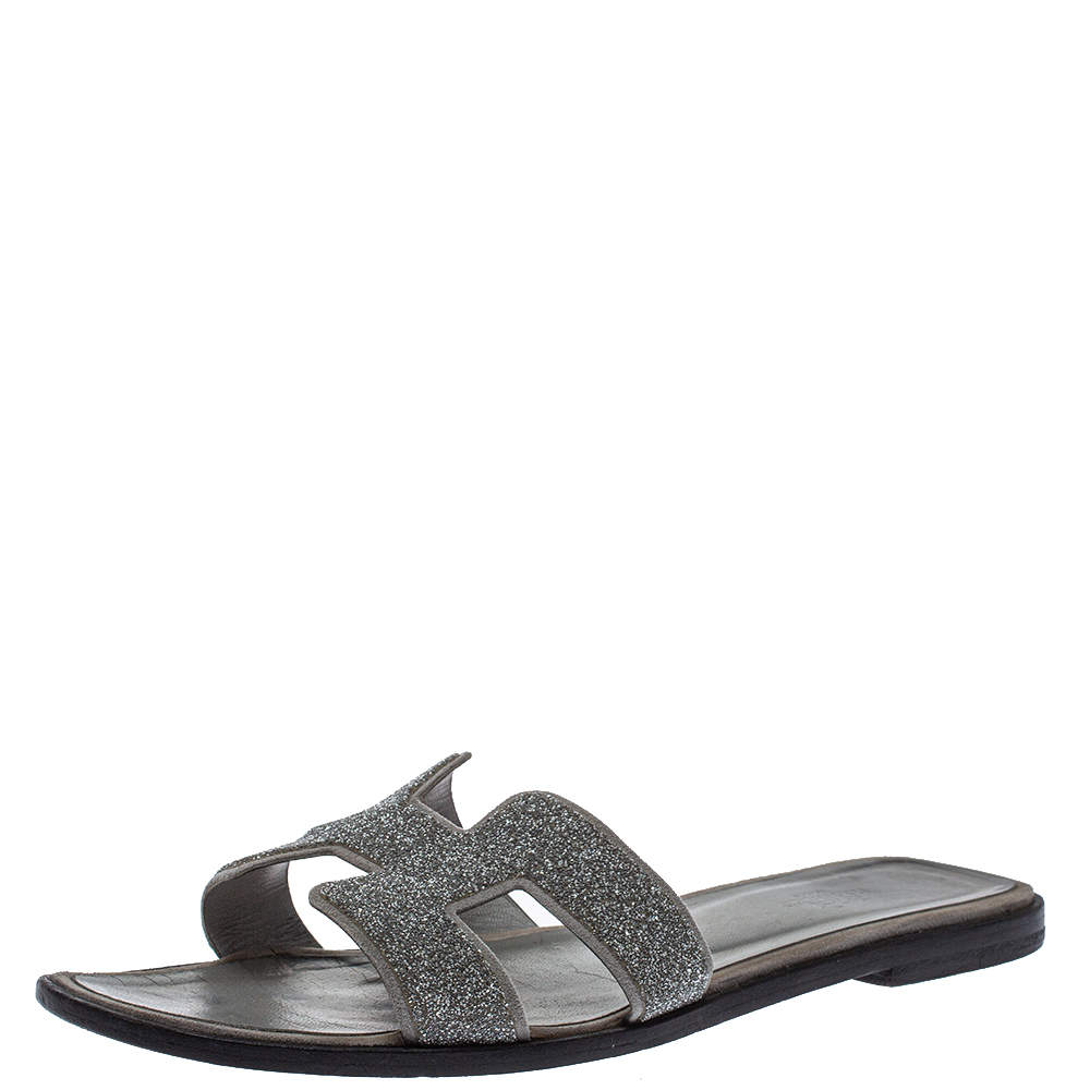 مملوكة مسبقًا Hermes Grey/Silver Glitter Leather Oran Flat Slides Size 40