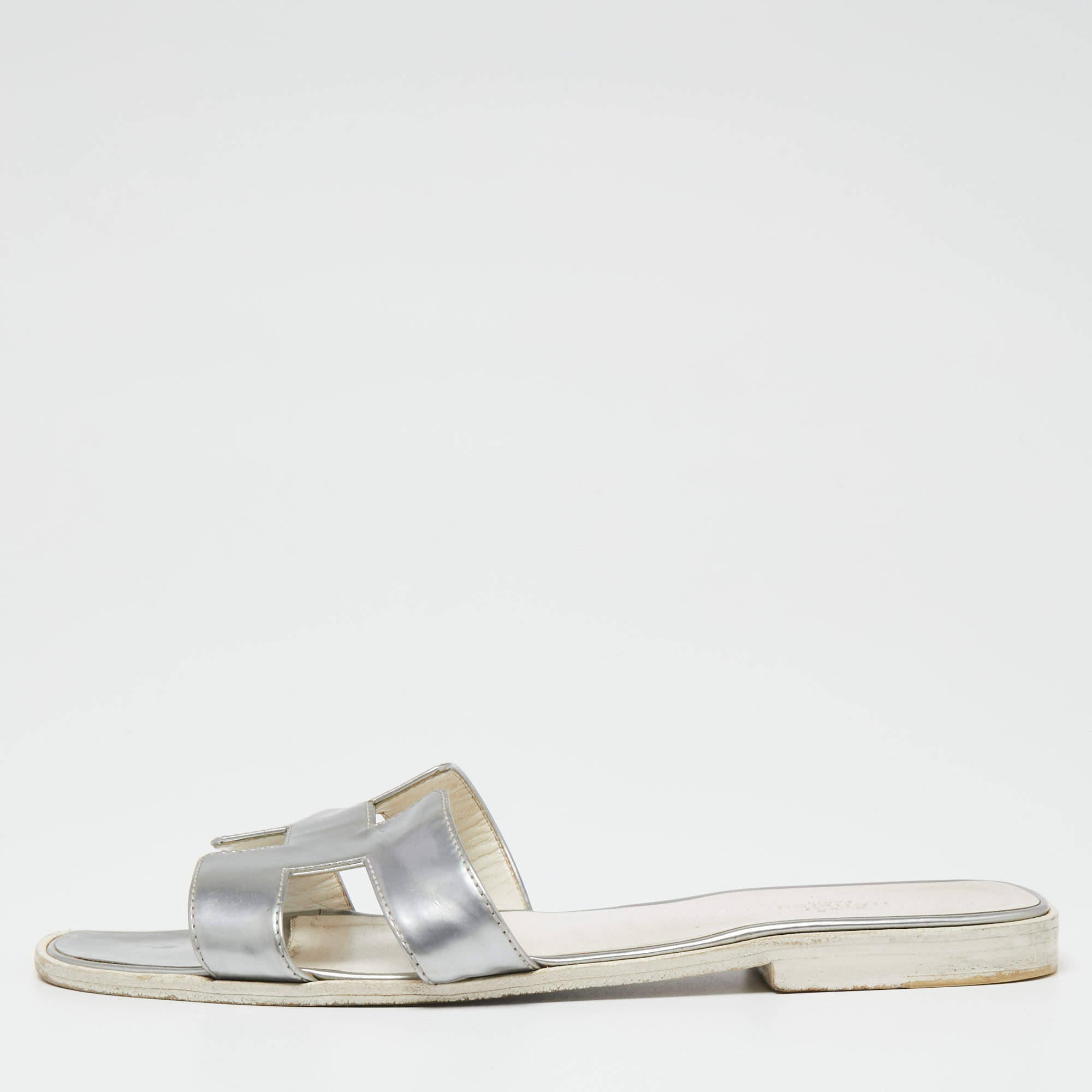 Pre Owned Hermes Silver Patent Leather Oran Sandals Size 41.5