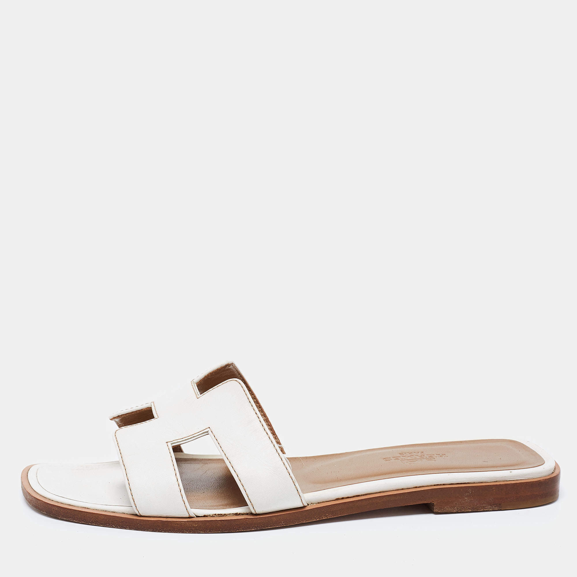 مملوكة مسبقًا Hermes White Leather Oran Flat Slides Size 36.5