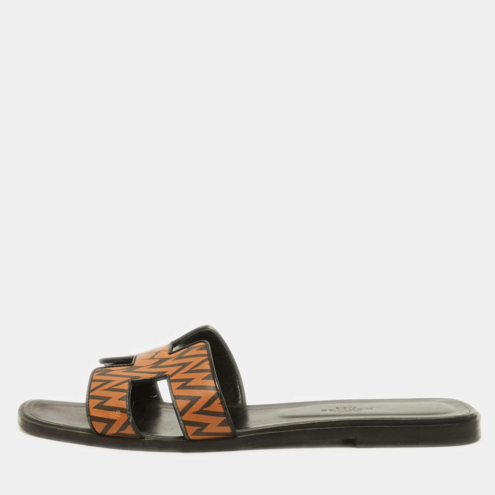 مملوكة مسبقًا Hermes Brown/Black Leather Oran Flat Slides Size 41