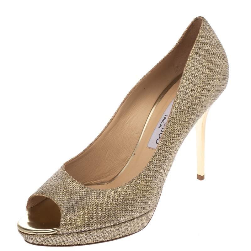 مملوكة مسبقًا حذاء كعب عالي جيمي تشو داليا قماش ذهبي لاميه ميتاليك نعل سميك مقدمة مفتوحة مقاس 39