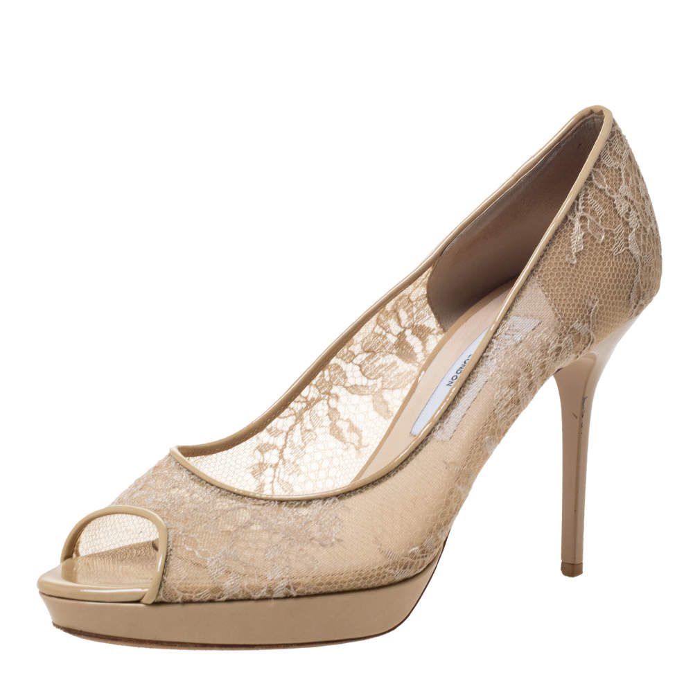 مملوكة مسبقًا حذاء كعب عالي جيمي تشو لونا جلد لامع وشبك/ دانتيل بيج مقدمة مفتوحة مقاس 38