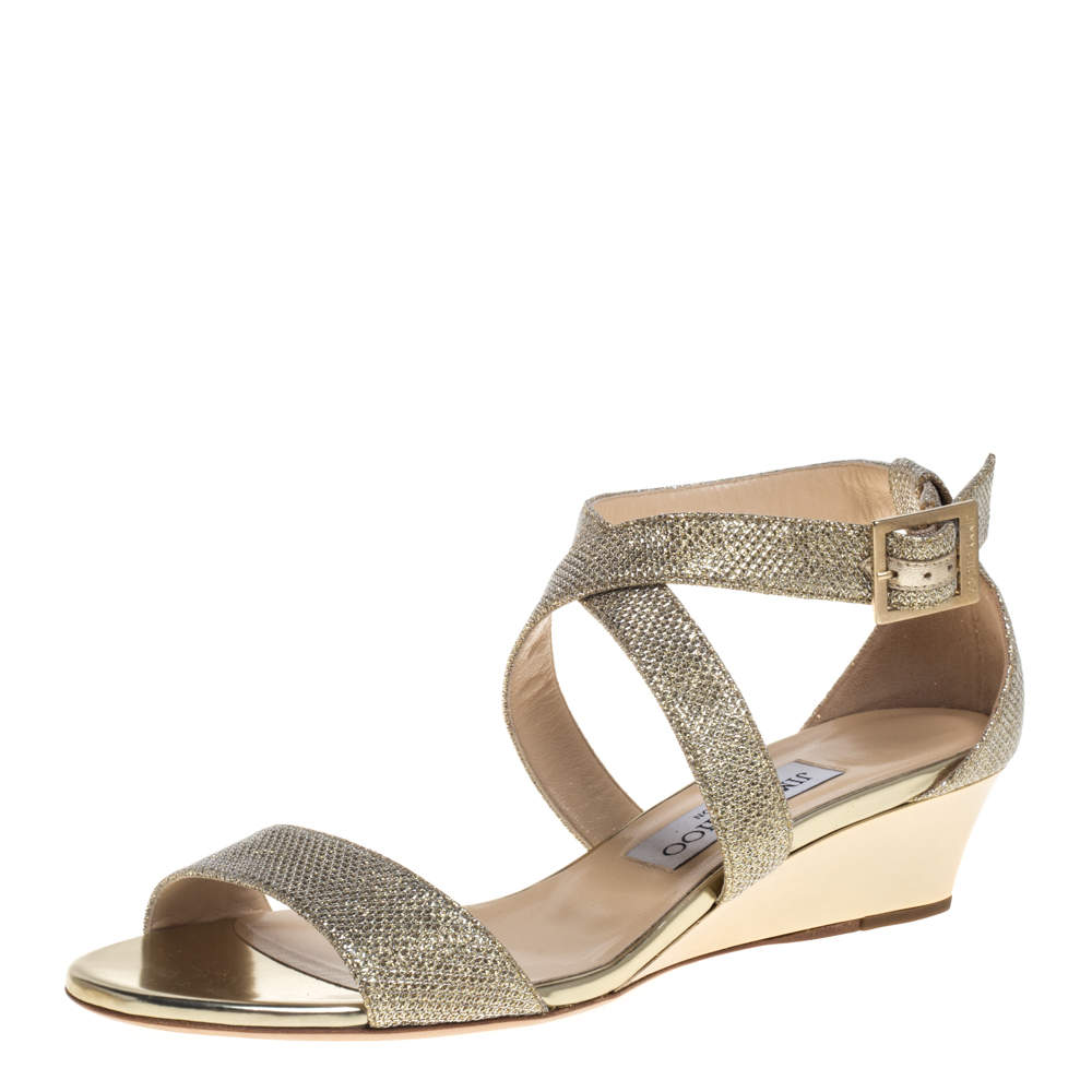 مملوكة مسبقًا صندل جيمى تشو مقدمة مفتوحة سيور متقاطعة كيرا قماش غليتر ذهبى ميتالك مقاس 37.5