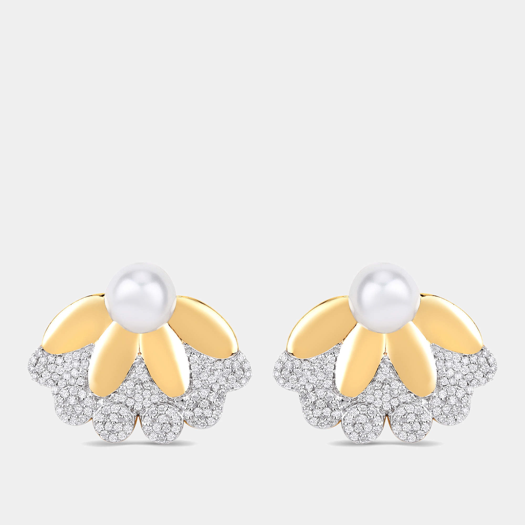 مملوكة مسبقًا أقراط بتصميم زهرة بتلات بوزن 4.00 قيراط من اللؤلؤ والألماس بالذهب الأصفر عيار 14