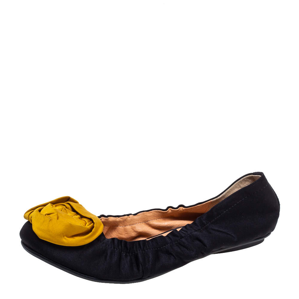 Pre Owned Lanvin Black/Yellow Satin Rose Applique Embellished Scrunch Ballet Flats Size 38
