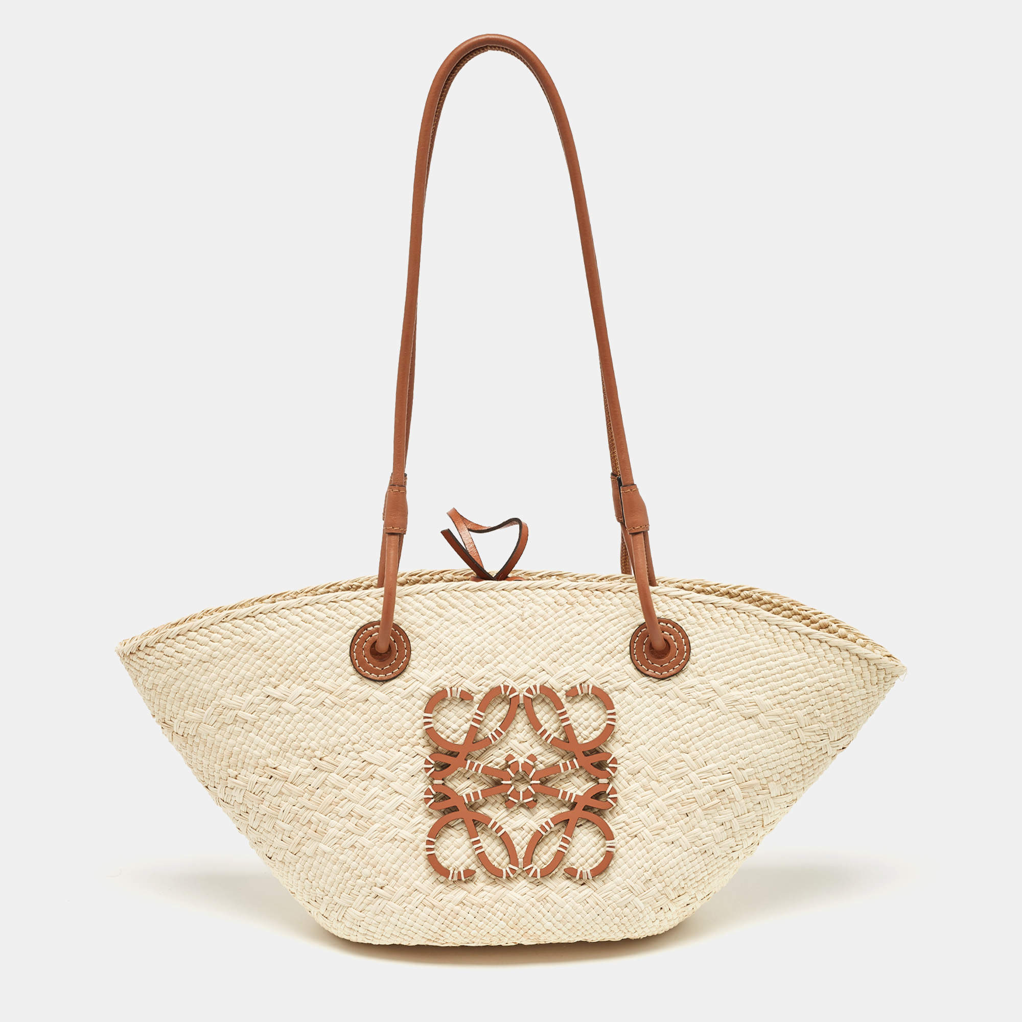 مملوكة مسبقًا Loewe Cream/Brown Woven Raffi and Leather Small Anagram Basket Bag