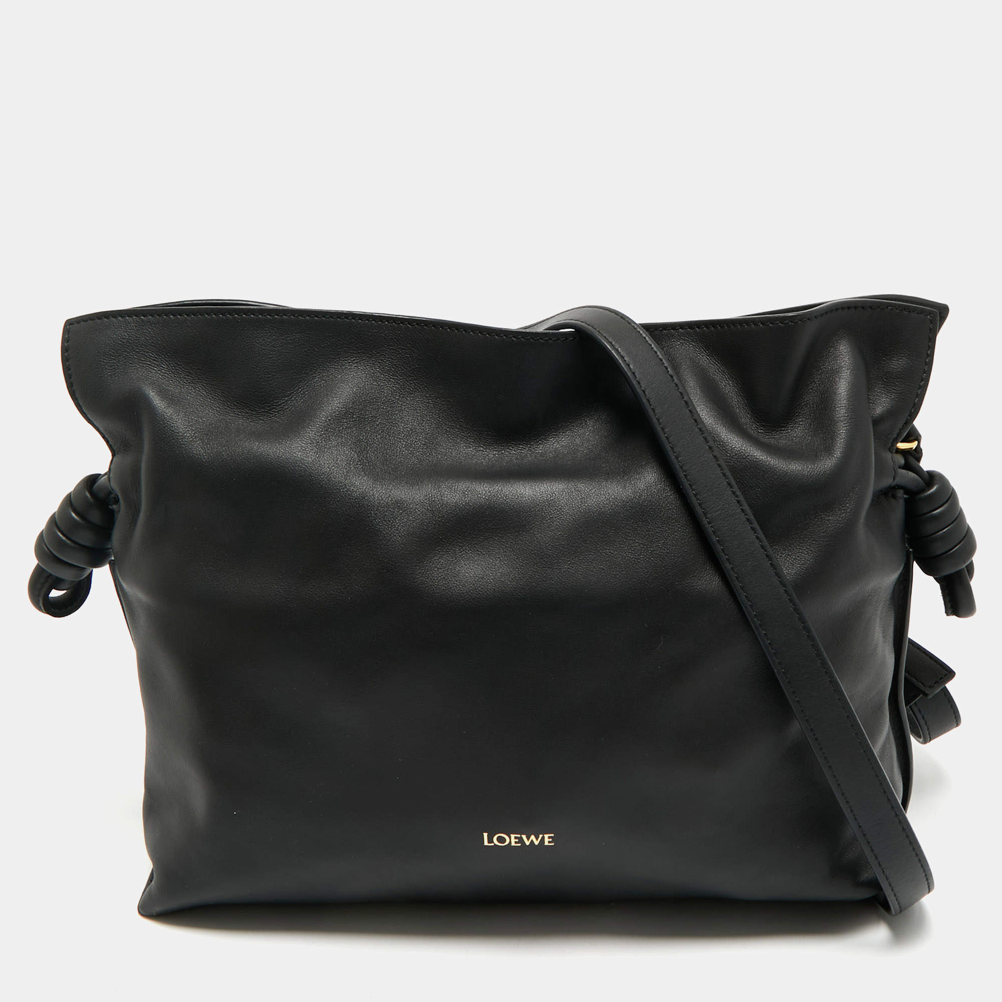 مملوكة مسبقًا حقيبة كلاتش لويفي فلامنكو جلد سوداء متوسطة الحجم