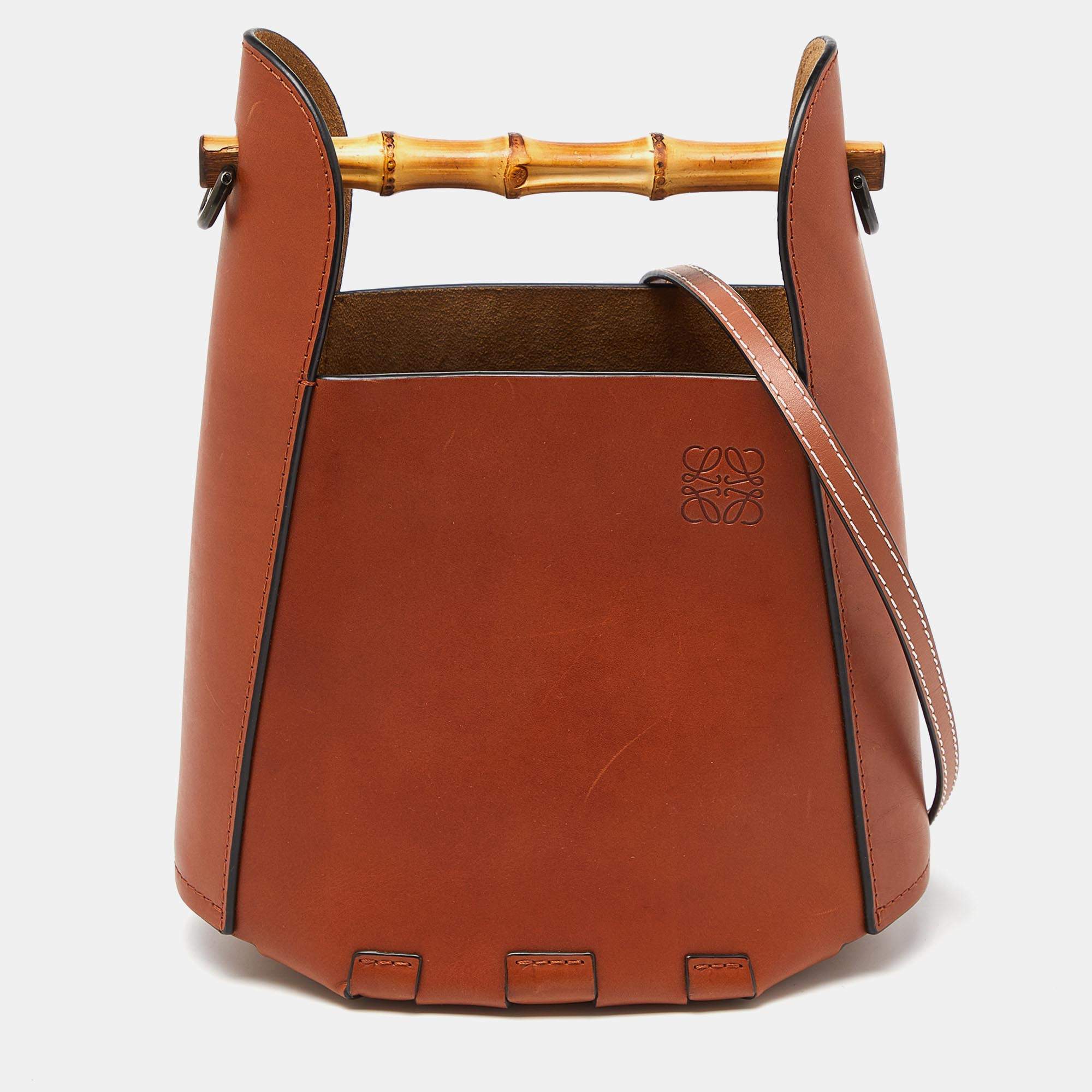 LOEWE セール★ BUCKET BAMBOO Loewe Bamboo Leather Top Handle Crossbody Bucket Bag Tan