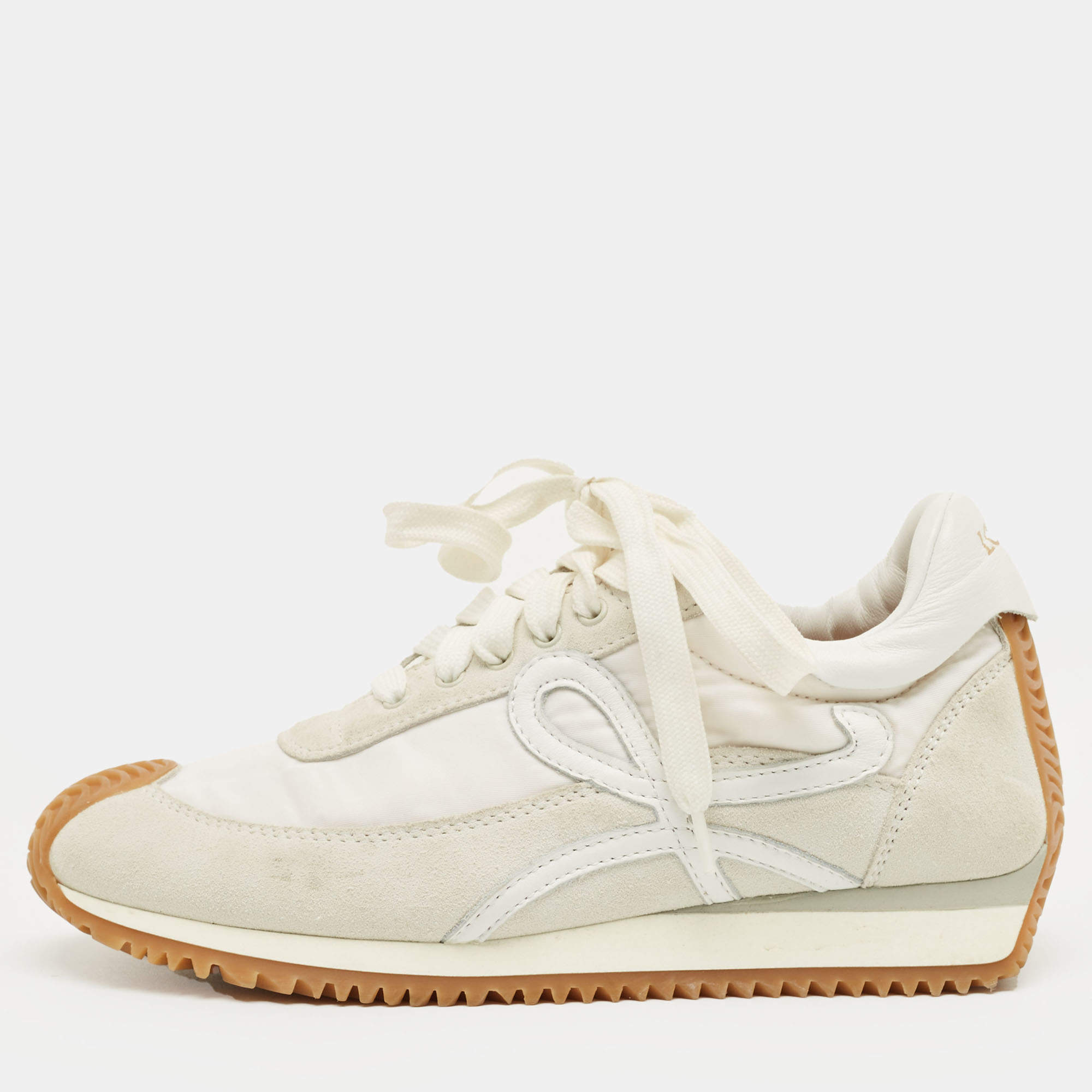 مملوكة مسبقًا حذاء رياضي لووي قماش أبيض، سويدي وجلد قصير مقاس 39