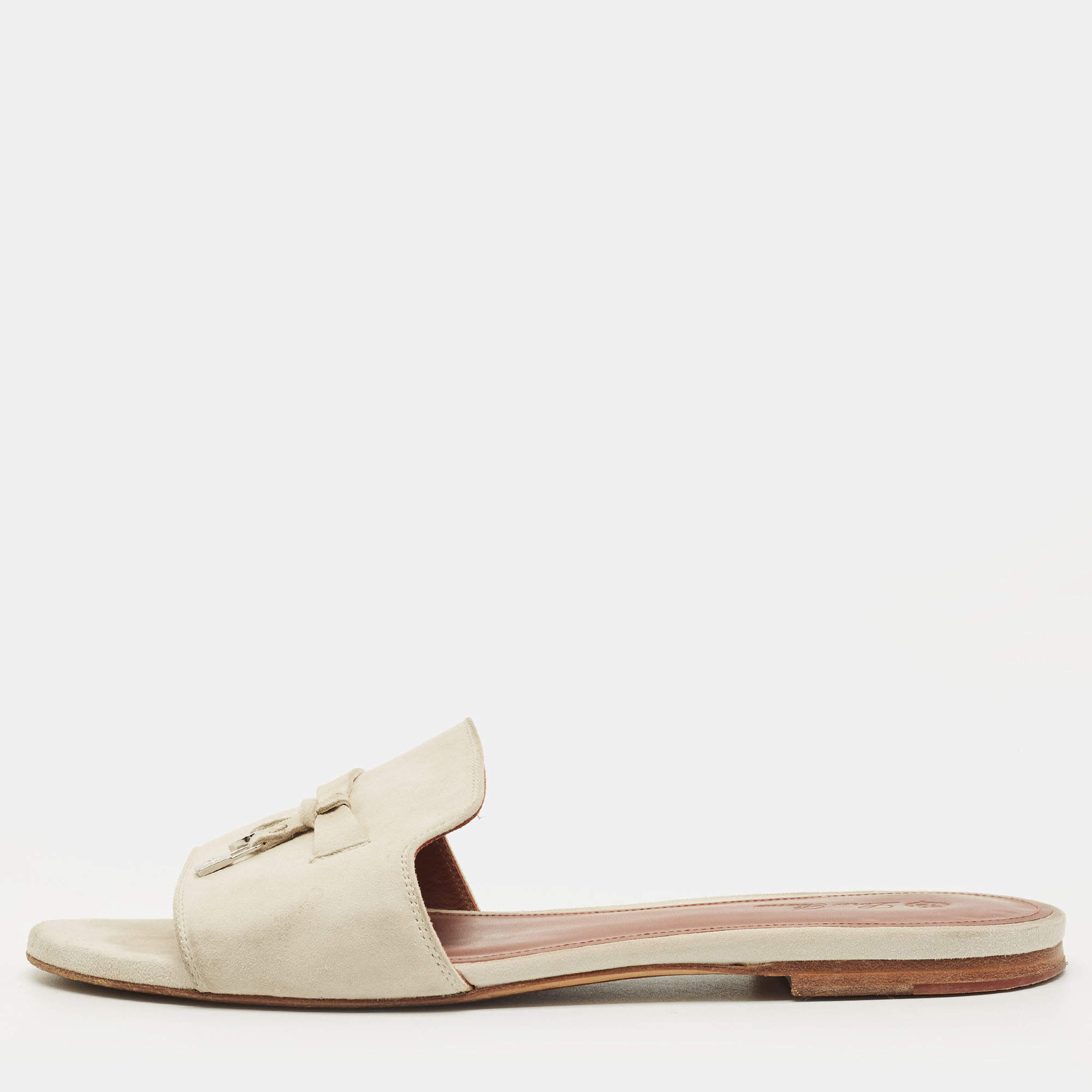 مملوكة مسبقًا صندل مسطح رمادي سويدي مزين دلايات لورو بيانا مقاس 40