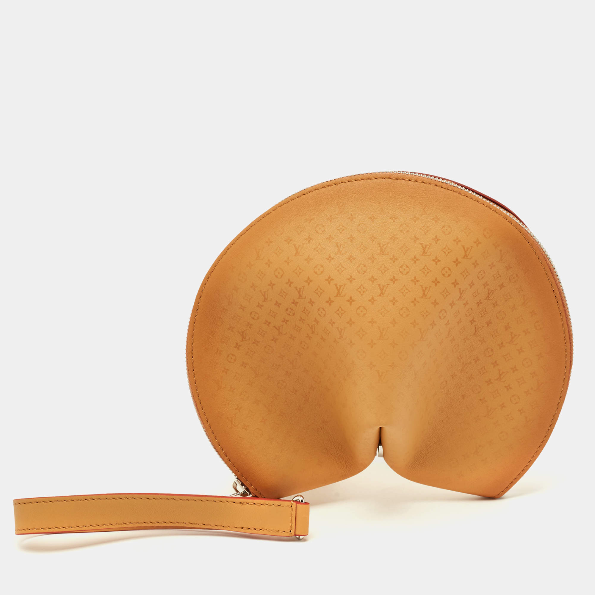 Pre Owned حقيبة لويس فيتون صغيرة جلد مونوغرام تان بشكل كوكي الحظ