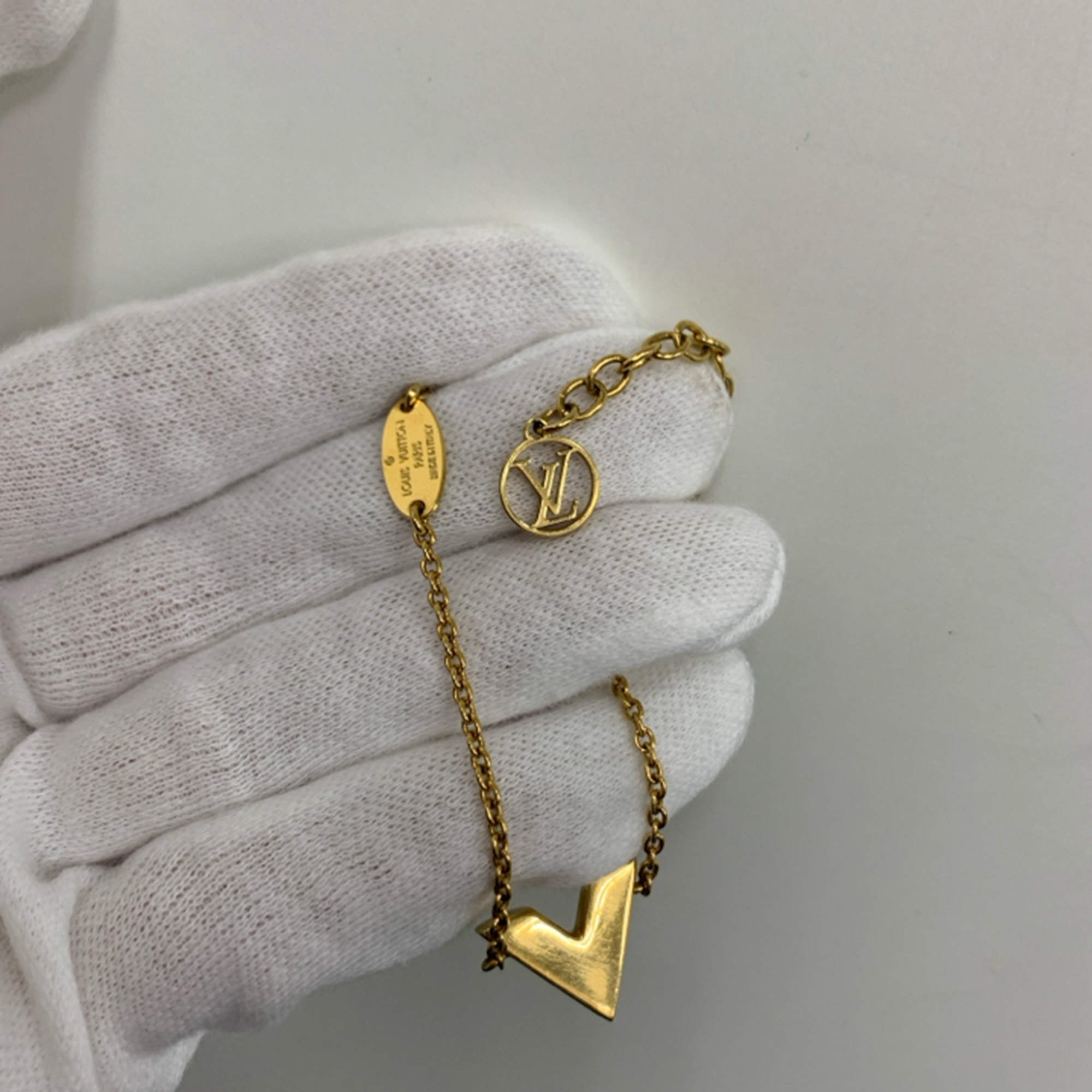 Pre Owned Louis Vuitton Gold V Bracelet