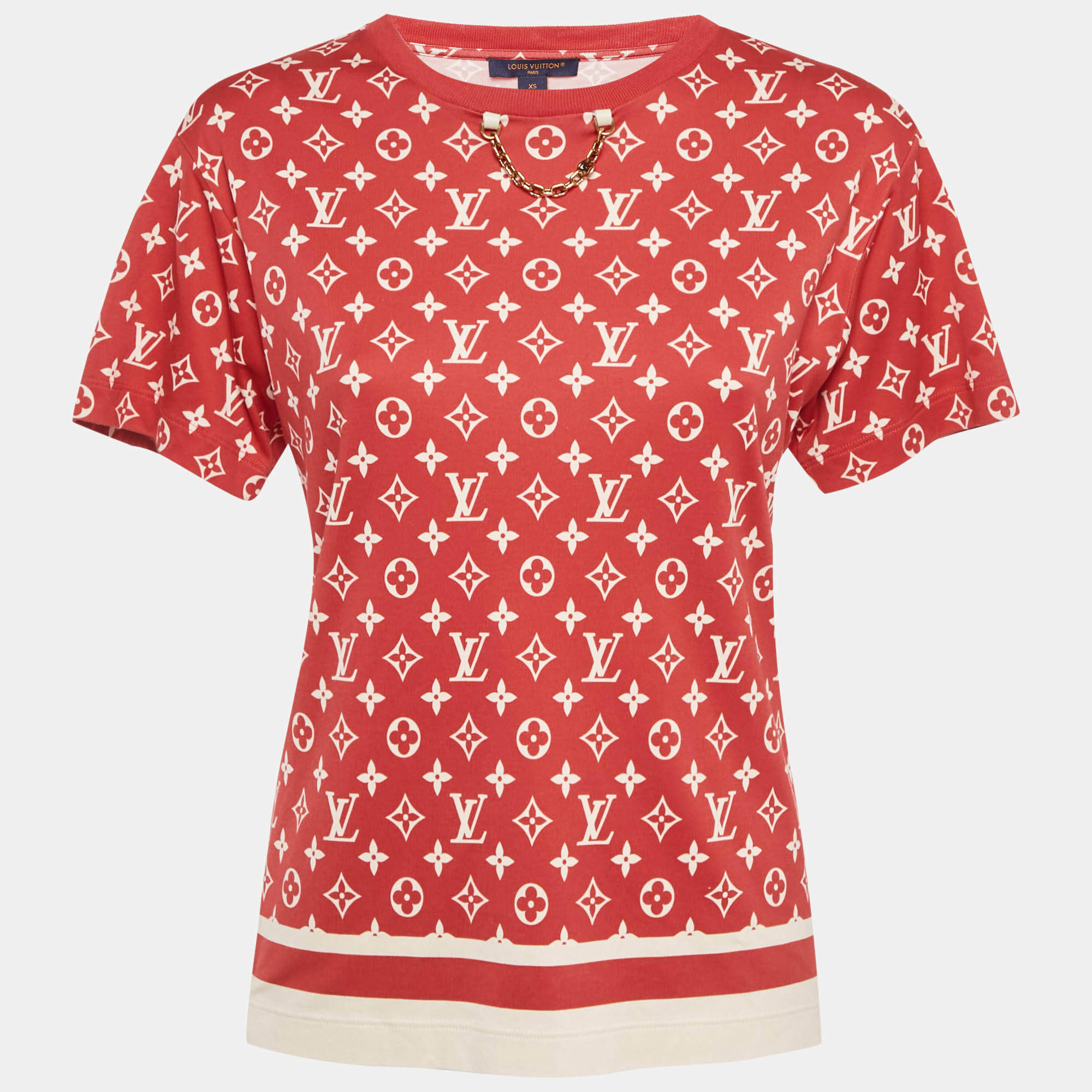 Pre Owned تيشرت لوي فيتون تريكوه قطن بطبعة الشعار باللون الأحمر وتفاصيل سلسلة على الرقبة دائرية بقياس صغير جداً (إكسترا سمول)