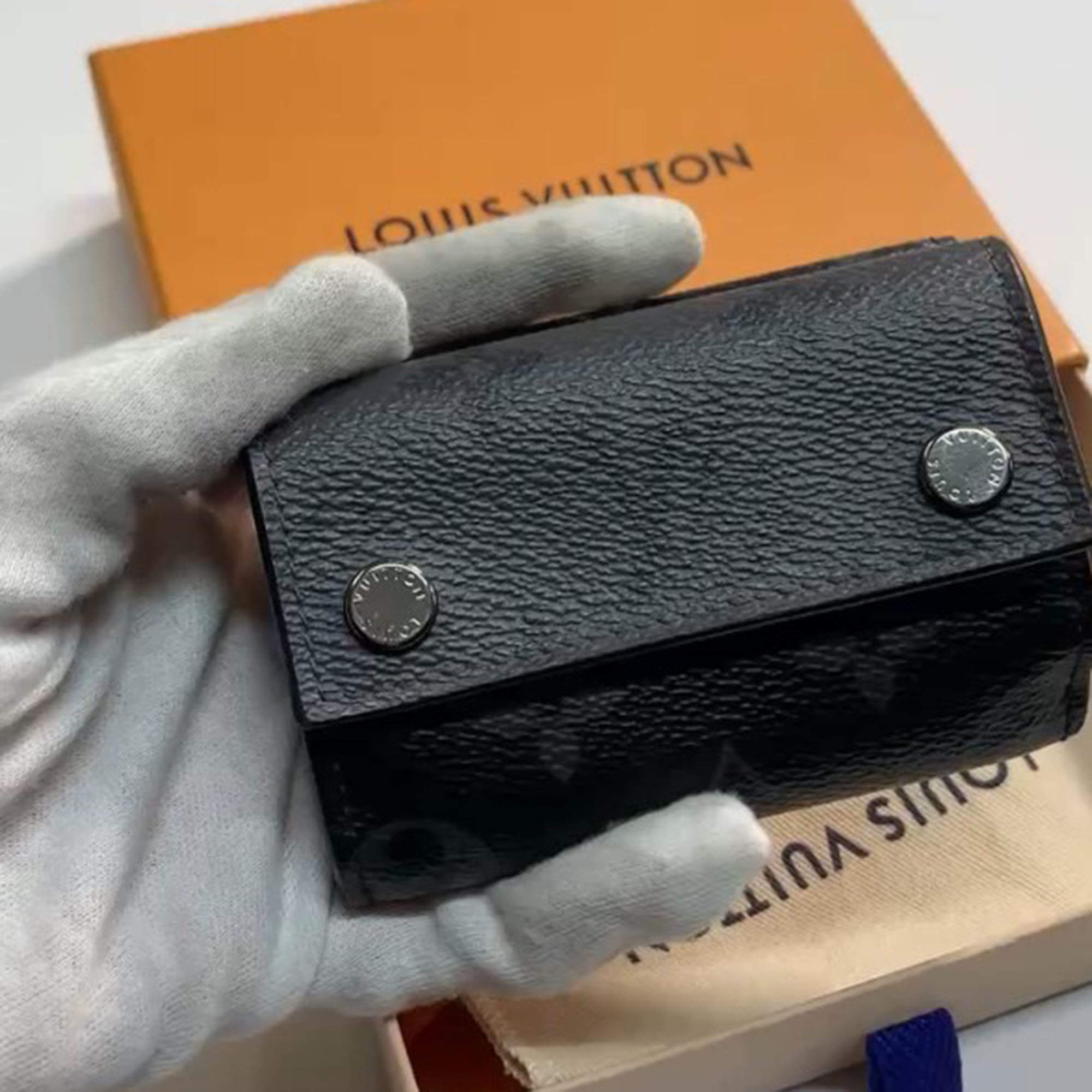 مملوكة مسبقًا Louis Vuitton Black Leather Eclipse Discovery Compact Wallet
