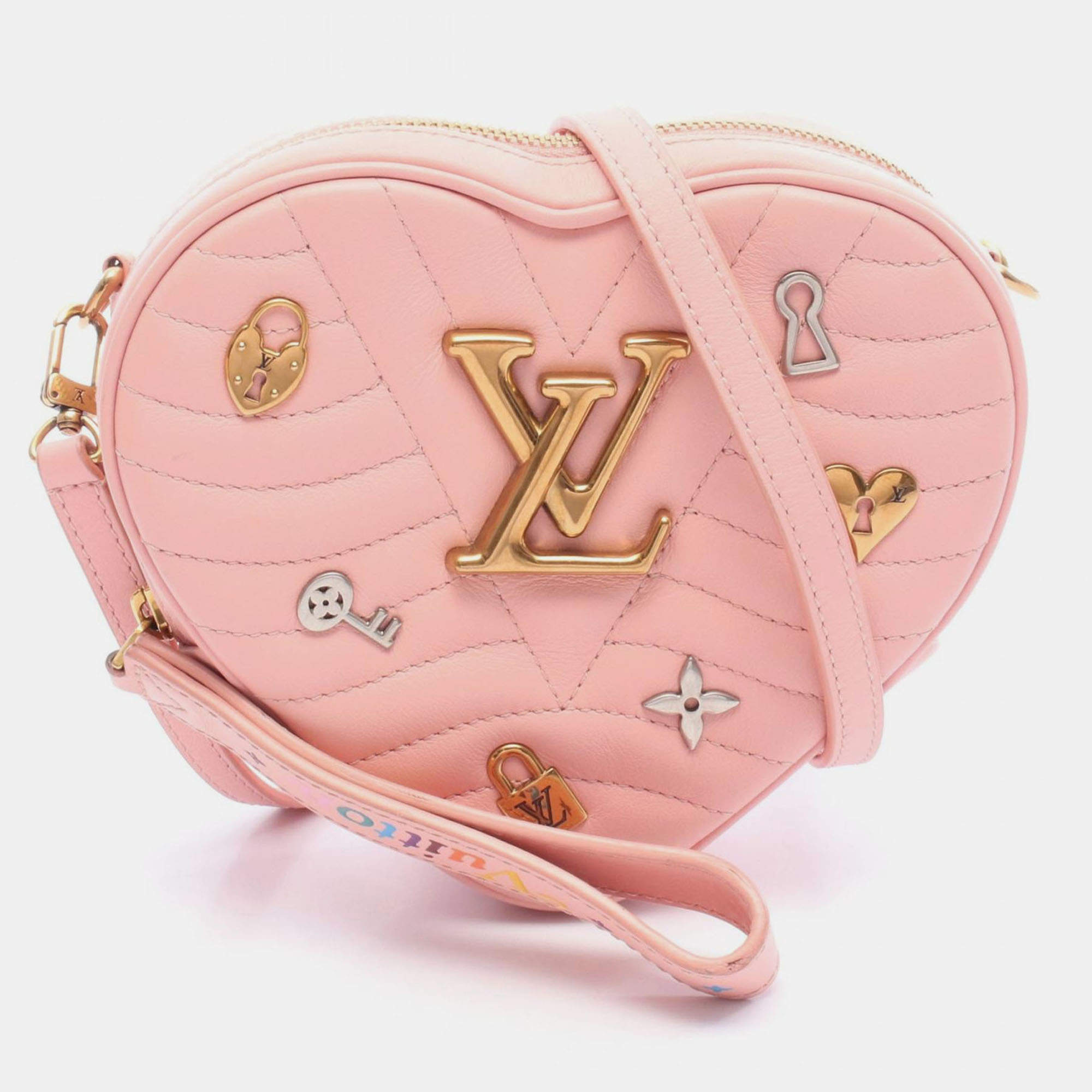 مملوكة مسبقًا حقيبة قلب مزينة بجلد العجل لوي فويتون نيو ويف لوف لوك روز بوميتز