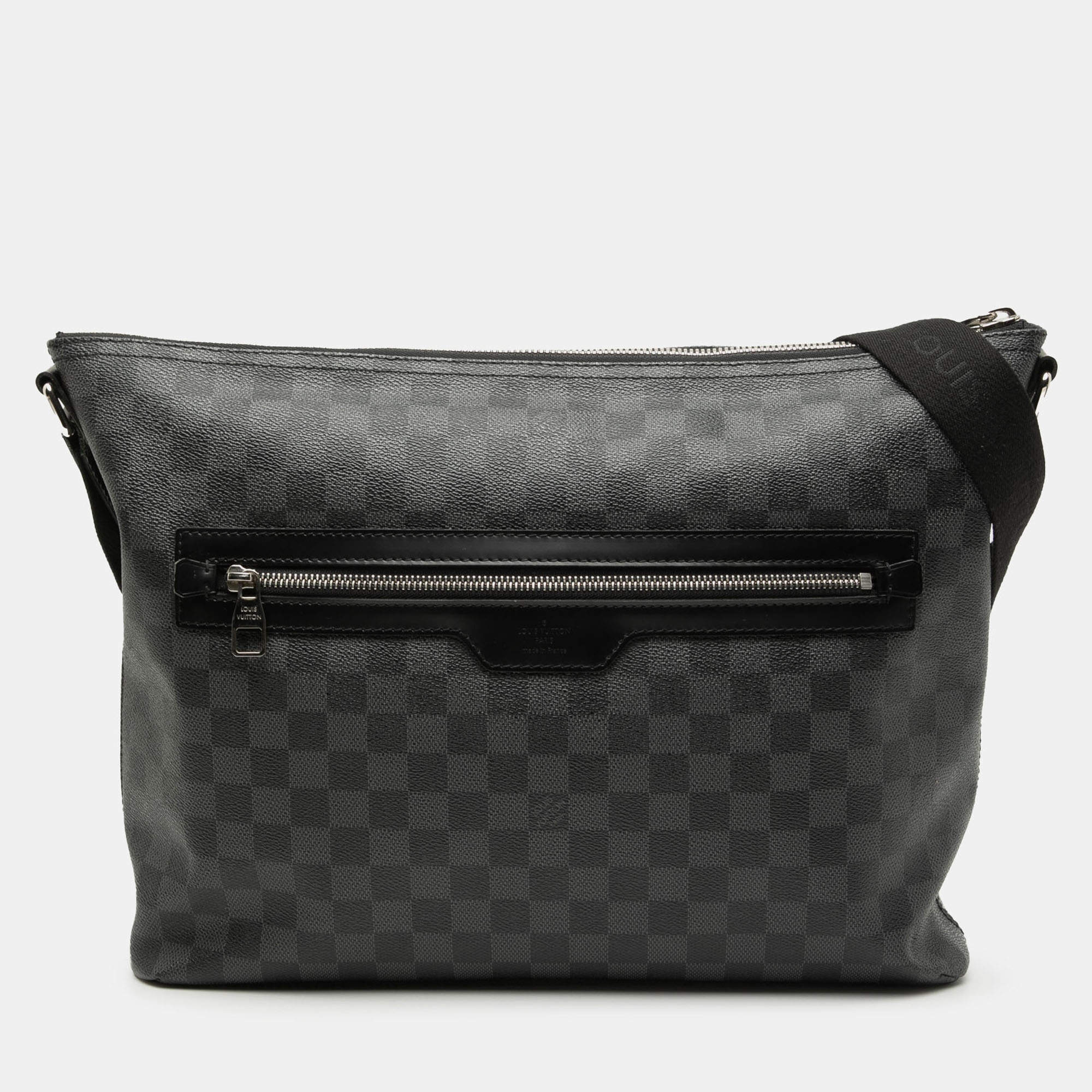 مملوكة مسبقًا Louis Vuitton Black Damier Graphite Mick MM