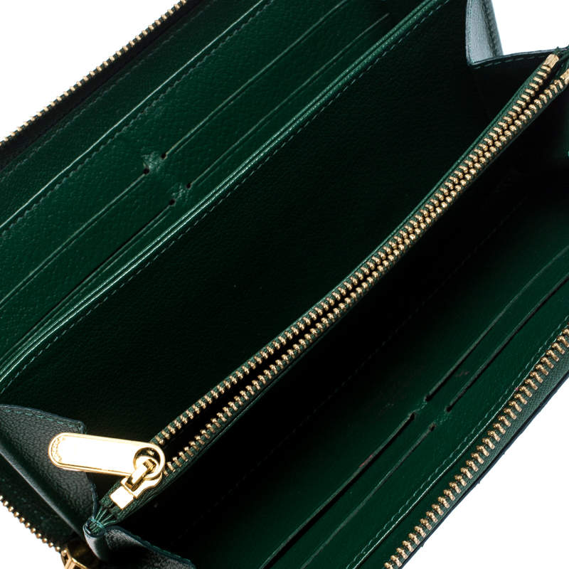 Louis Vuitton Zippy Wallet Ostrich Green for Sale in Las Vegas, NV