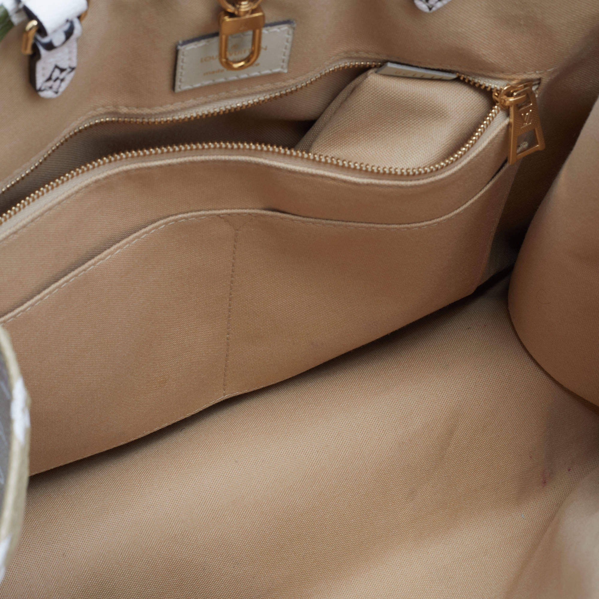 Onthego cloth handbag Louis Vuitton Multicolour in Cloth - 24432192