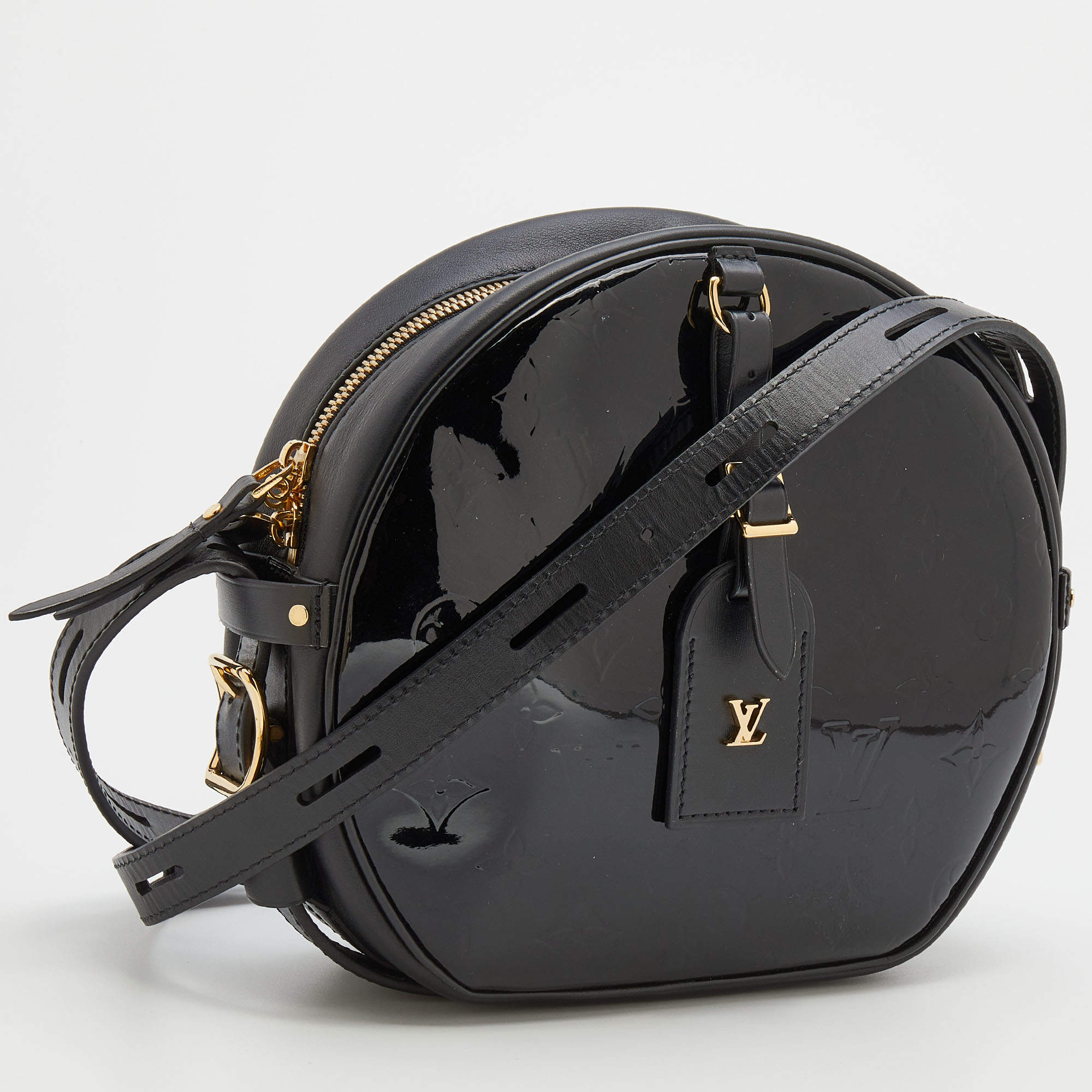 Boîte chapeau souple cloth handbag Louis Vuitton White in Cloth