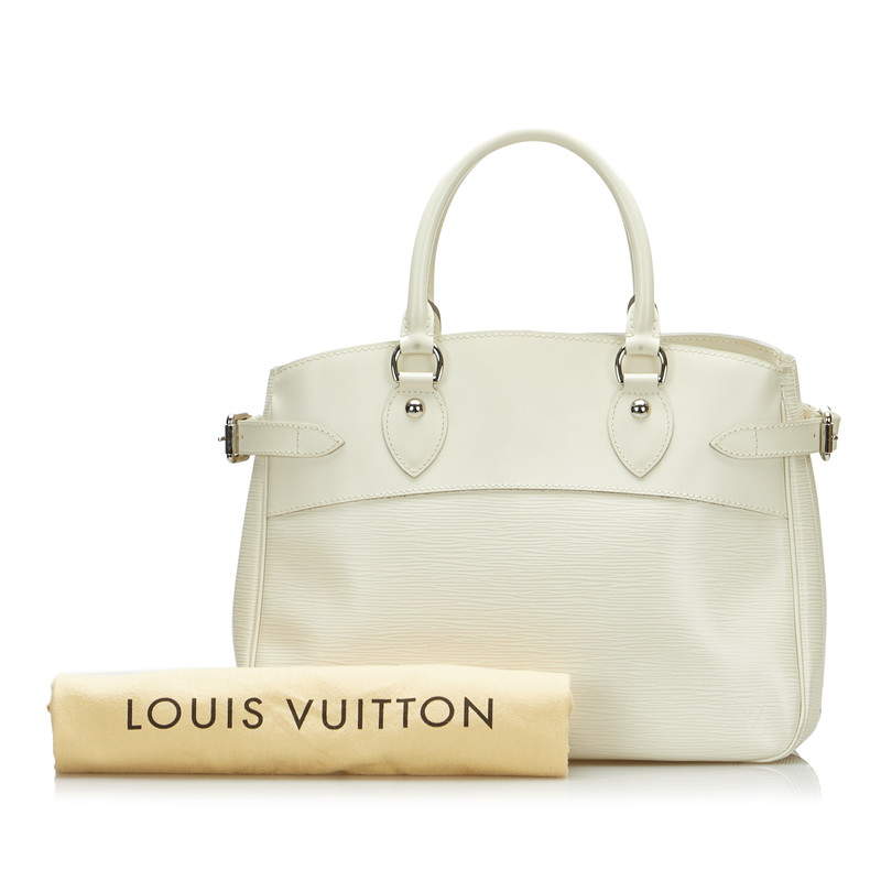 Passy leather handbag Louis Vuitton White in Leather - 29257057