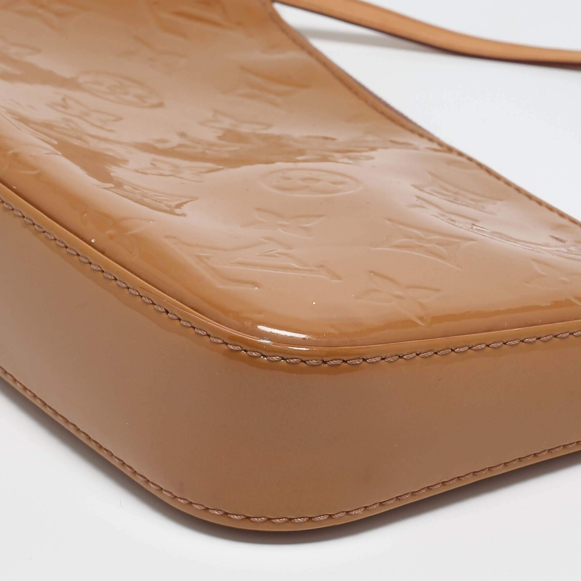 pochette beige vernis leather