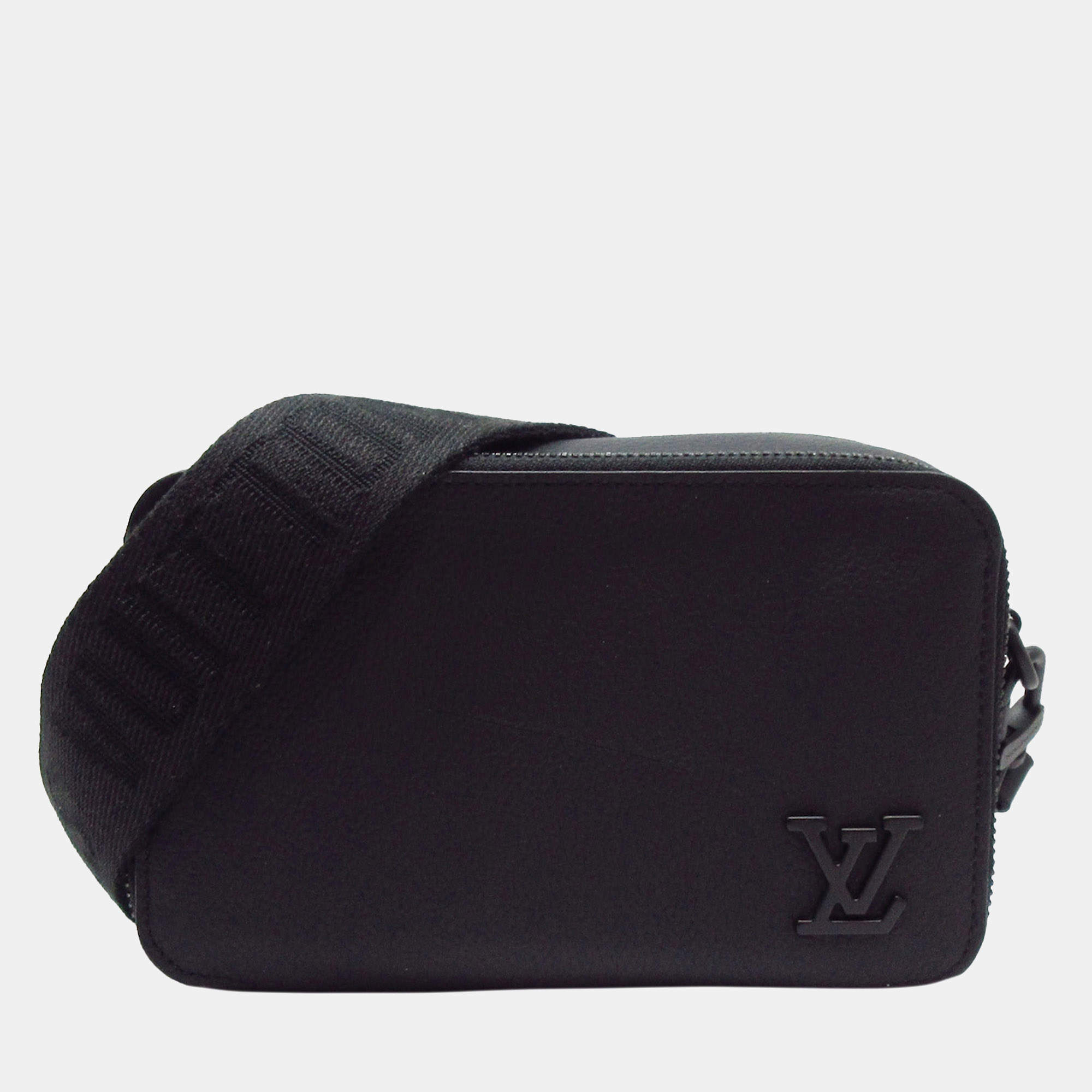 Alpha wearable wallet cloth bag Louis Vuitton Black in Cloth