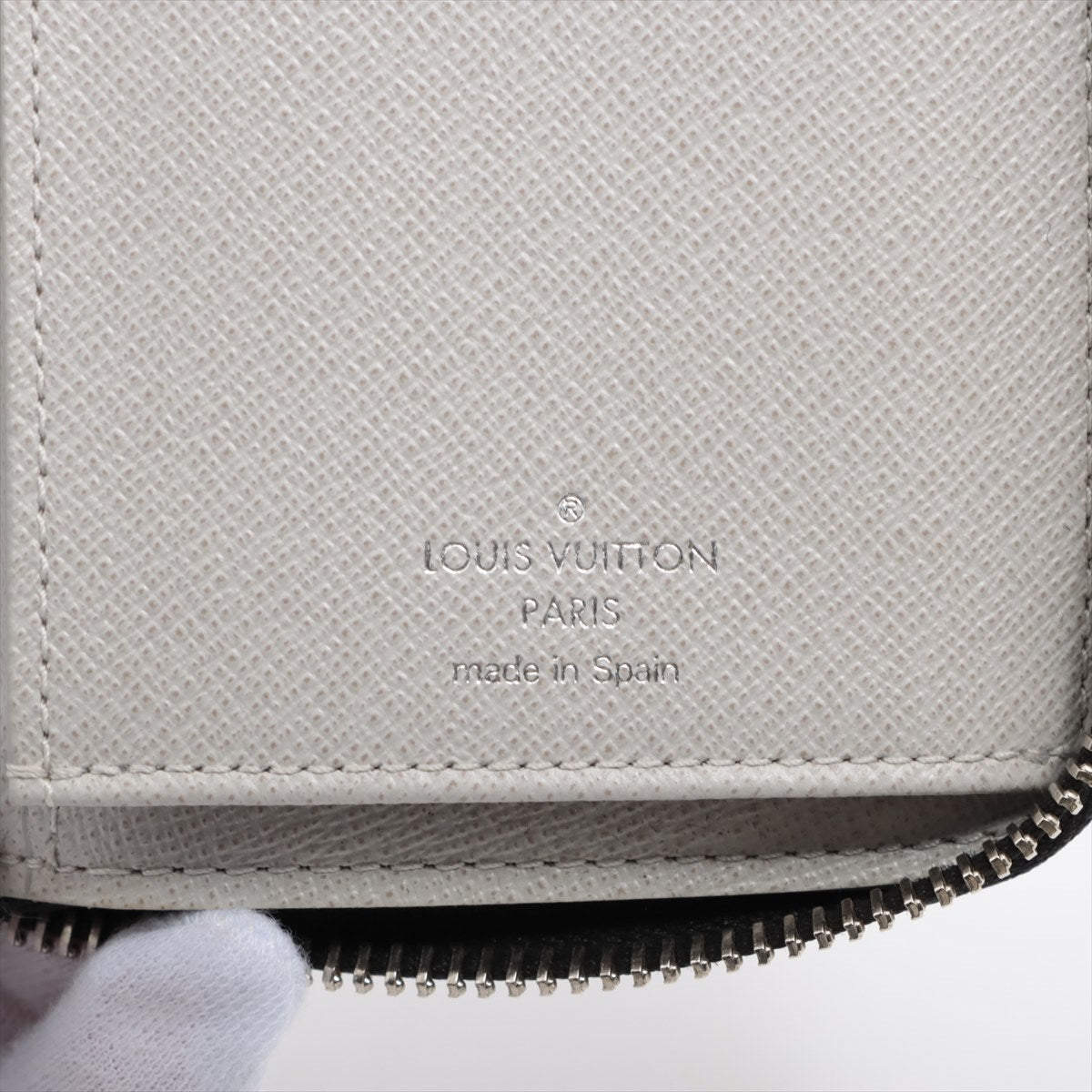 Louis Vuitton Taiga Llama Zippy wallet vertical M30446 CA0210 Antarctica  Round-Zip-Wallet Louis Vuitton