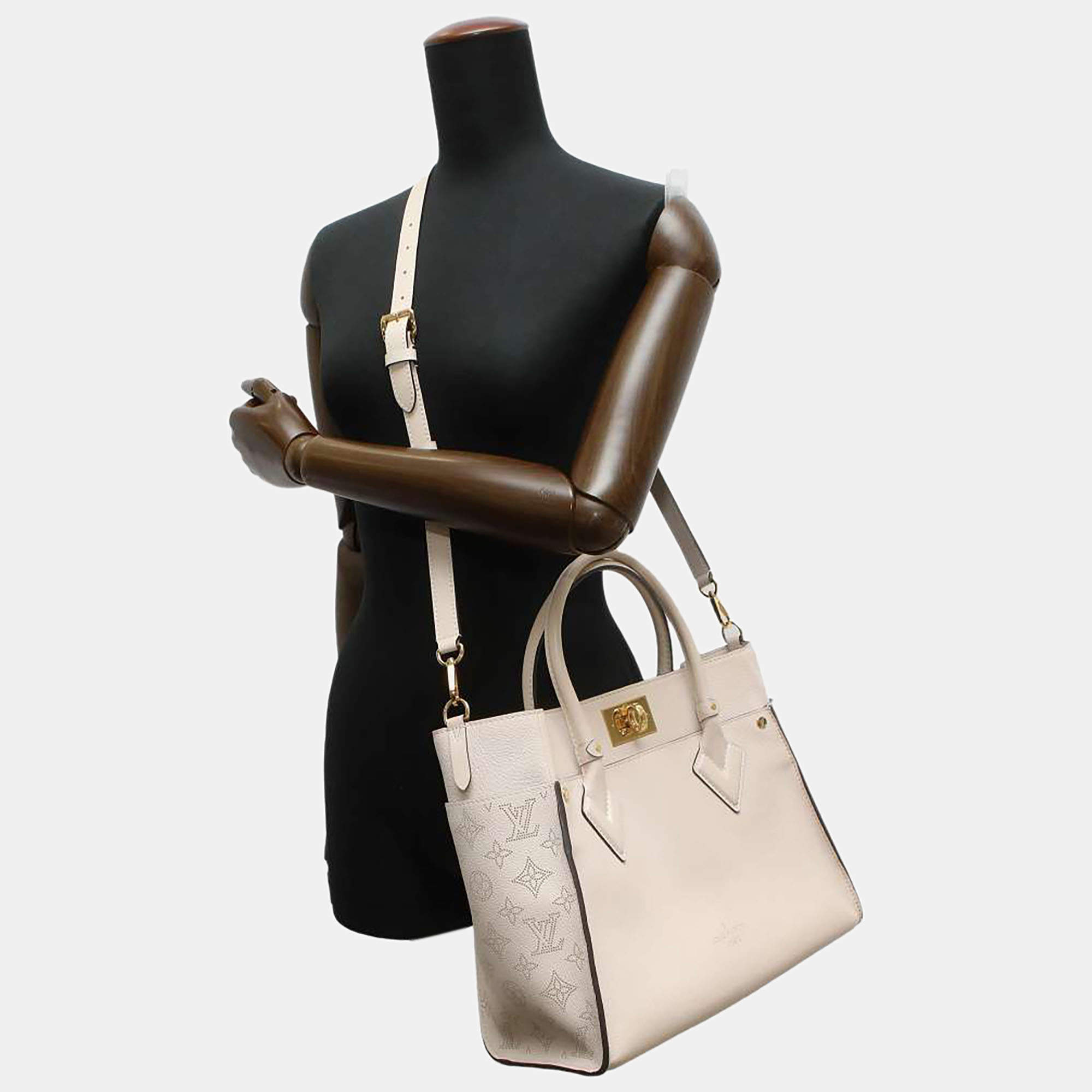 On my side leather handbag Louis Vuitton Beige in Leather - 36649005