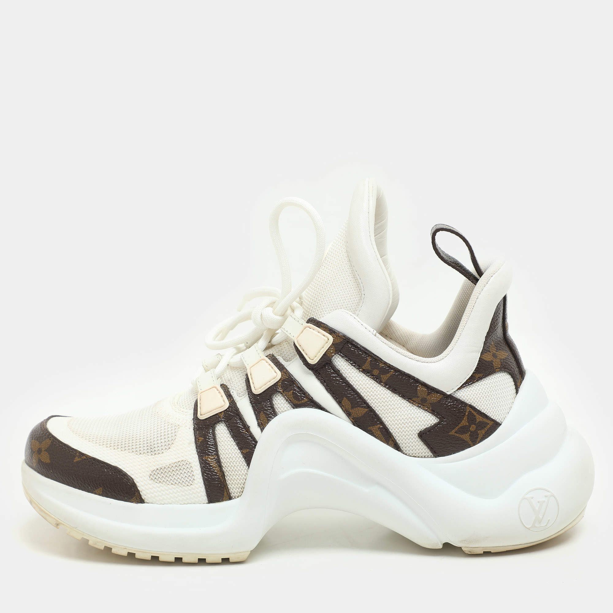 Pre Owned حذاء رياضي لوي فيتون أبيض/بني شبكي ومغلف بقماش مونوجرامي أرشلايت منخفض مقاس 37.5